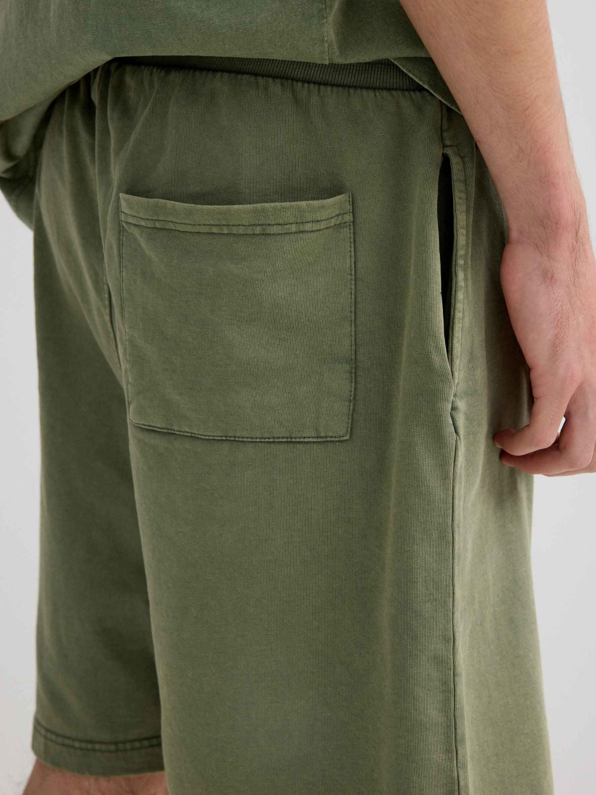 Sports fleece Bermuda with drawstrings green detail view