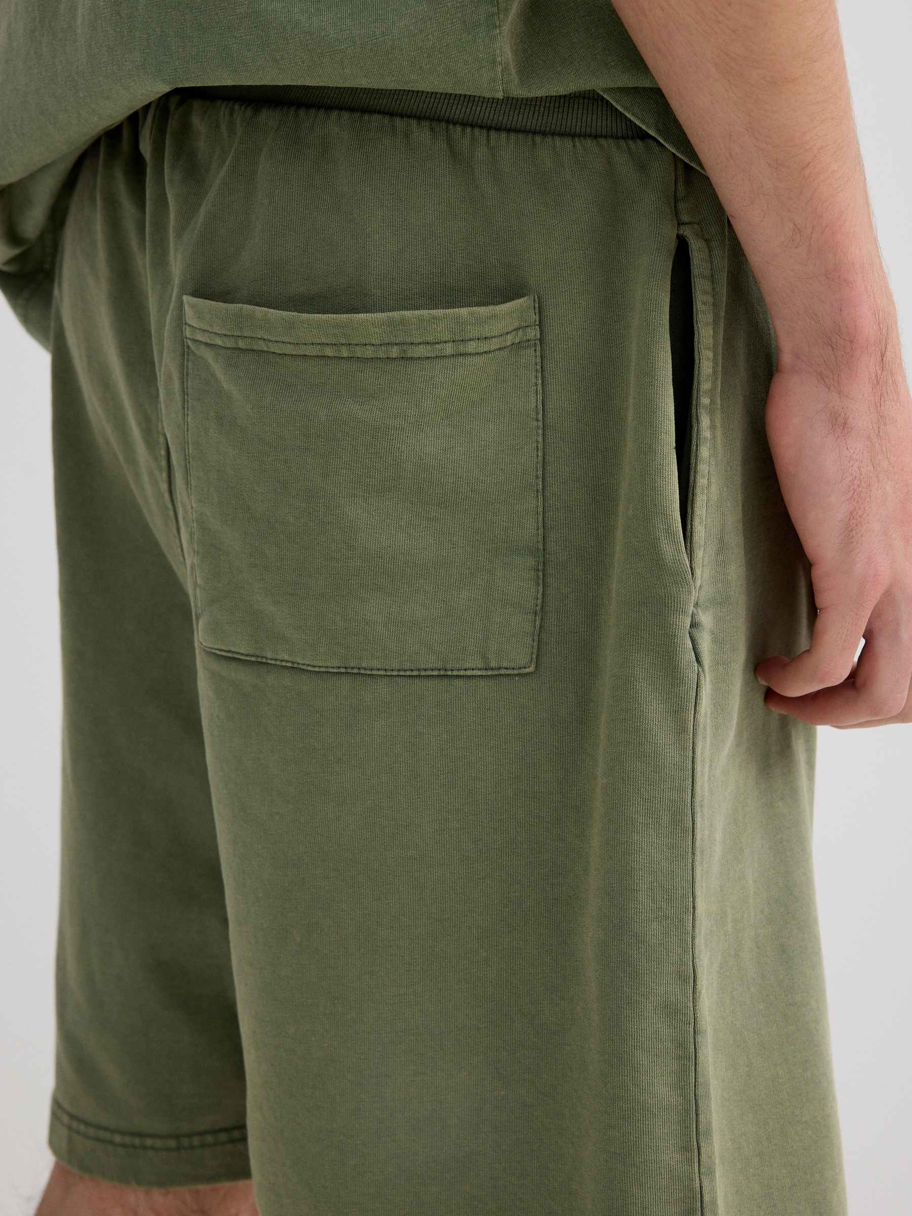 Bermuda deportiva felpa con cordones verde vista media frontal