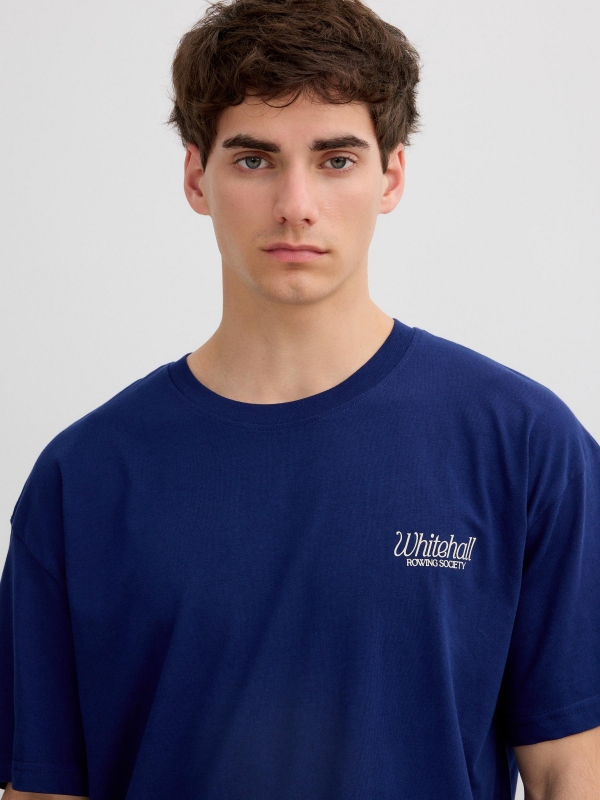 Camiseta Whitehall azul vista detalle
