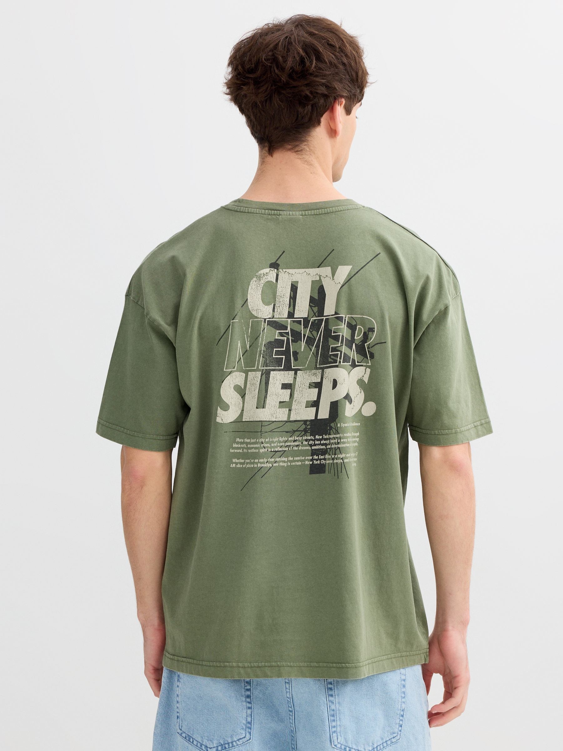 Camiseta City Never Sleeps verde vista media frontal