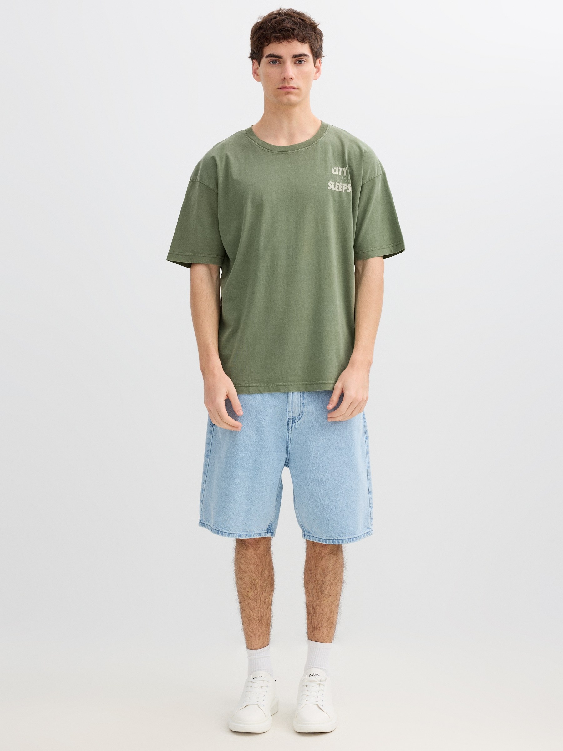 Camiseta City Never Sleeps verde vista media frontal