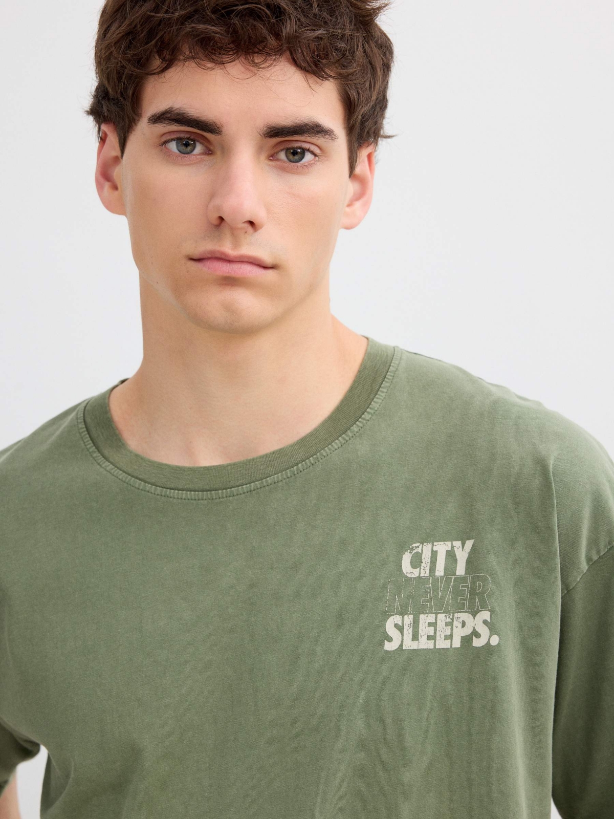 Camiseta City Never Sleeps verde vista detalle