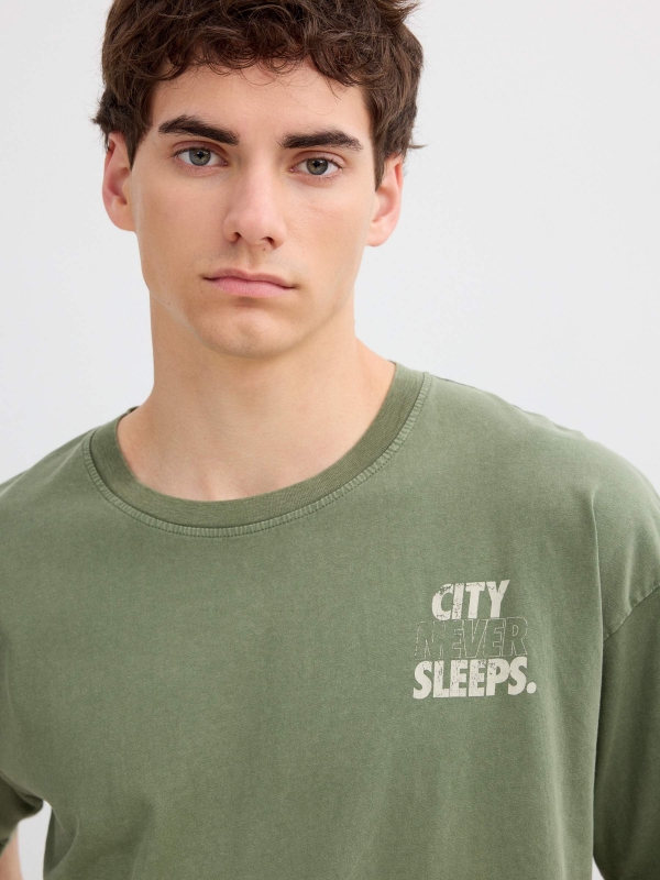 Camiseta City Never Sleeps verde vista detalle