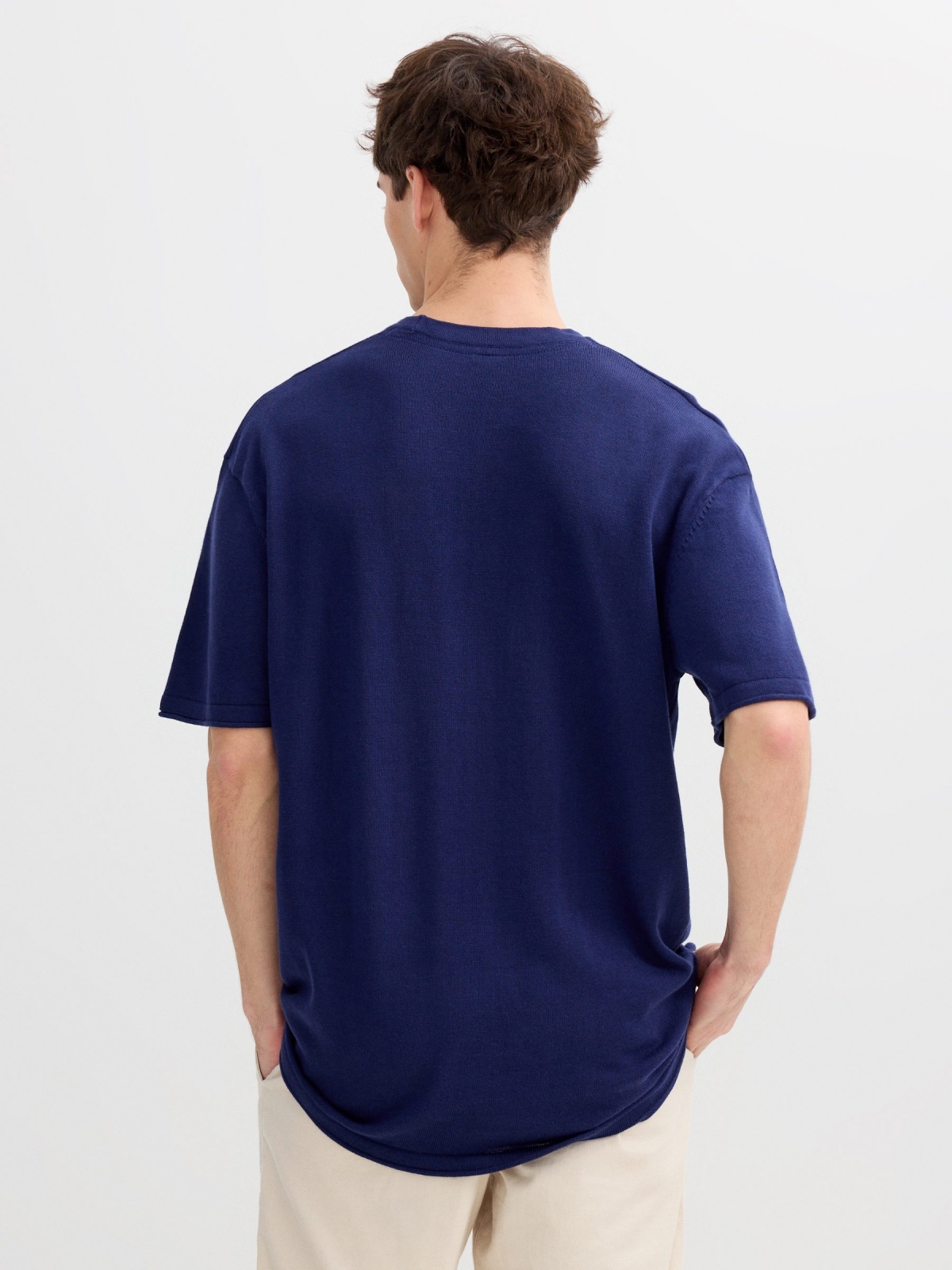 Camiseta básica de manga curta azul vista meia traseira