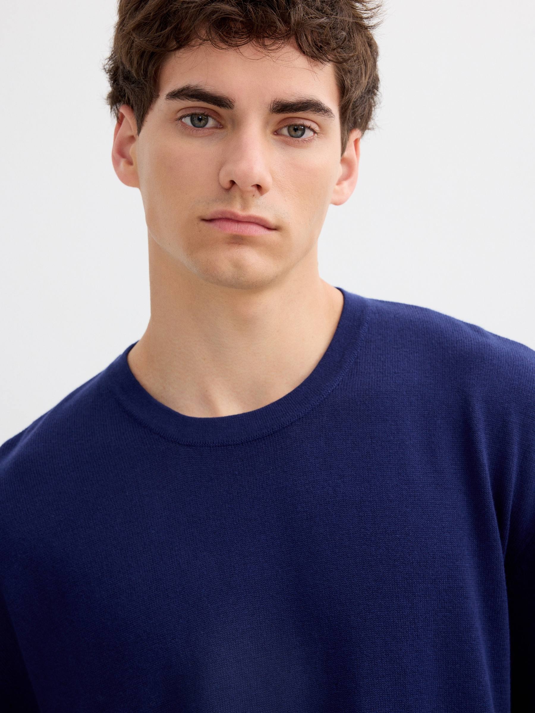 Basic short-sleeve t-shirt blue middle front view