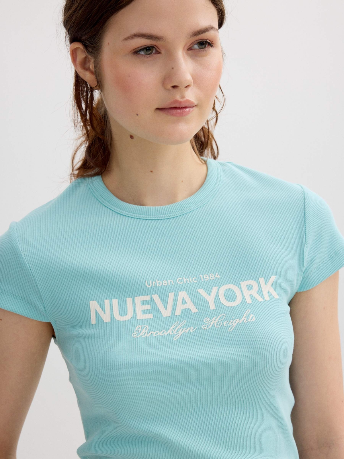 Camiseta rib Nueva York azul claro vista detalle