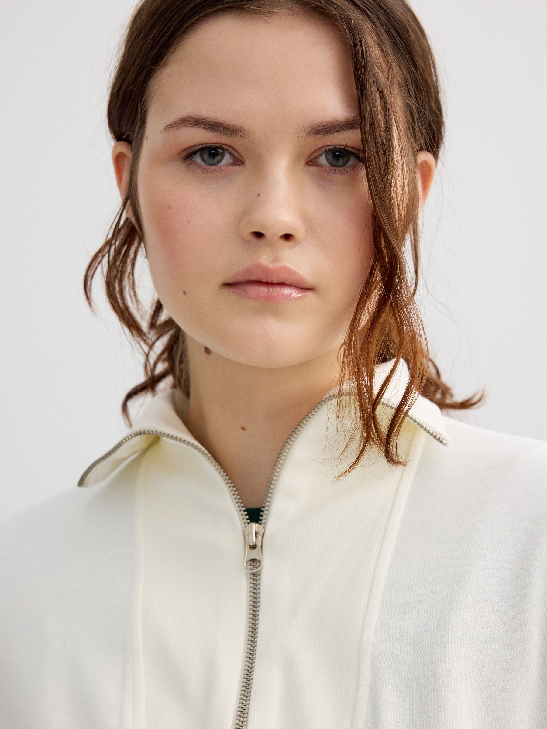 Sudadera cuello perkins cremallera blanco roto vista media frontal