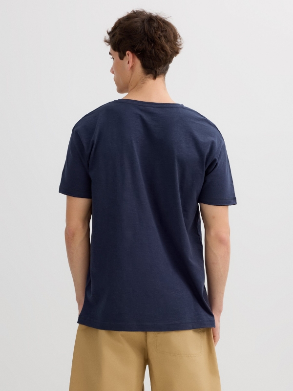 Camiseta básica azul marinho vista meia traseira