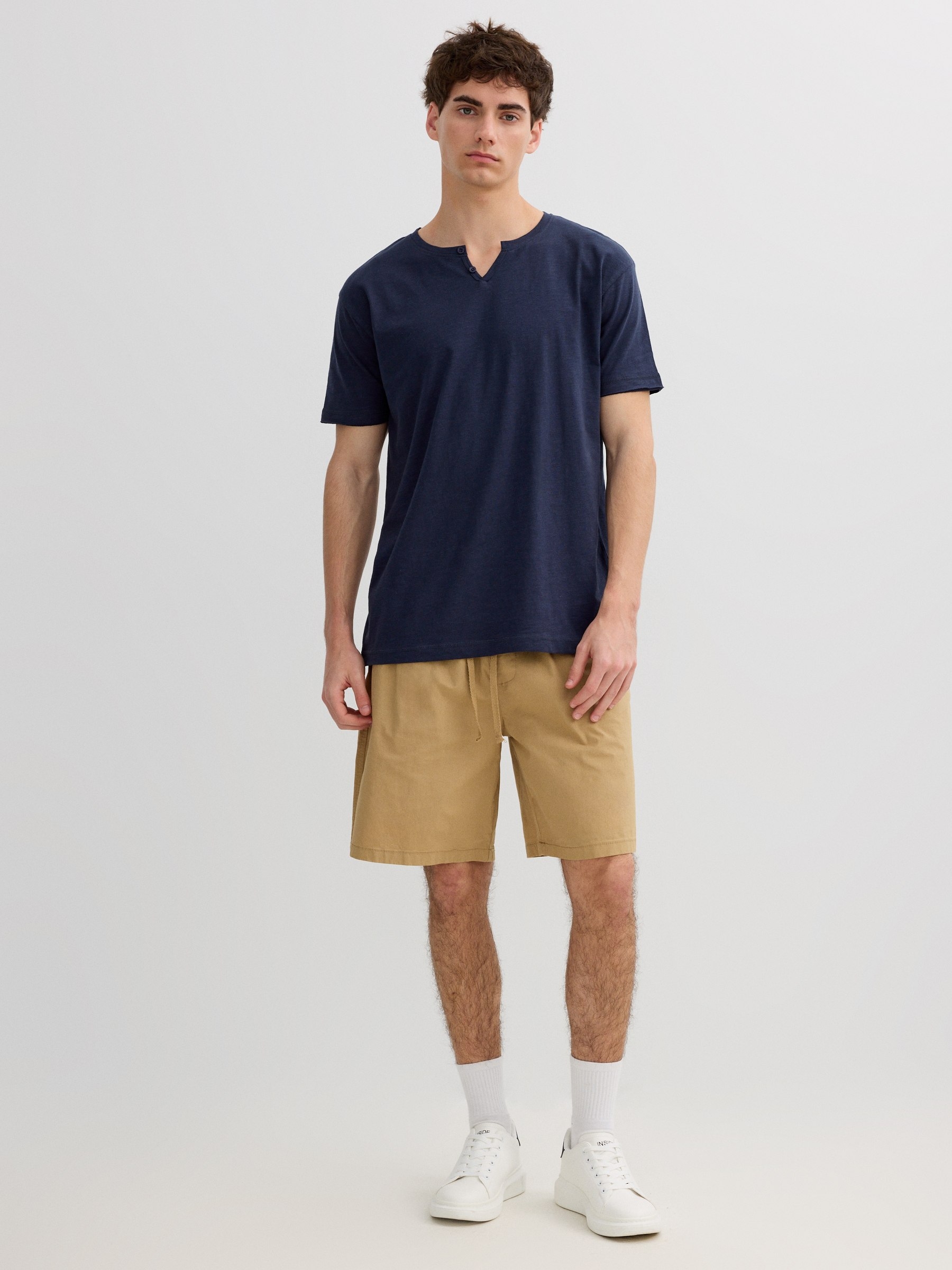 Camiseta básica azul marinho vista meia frontal