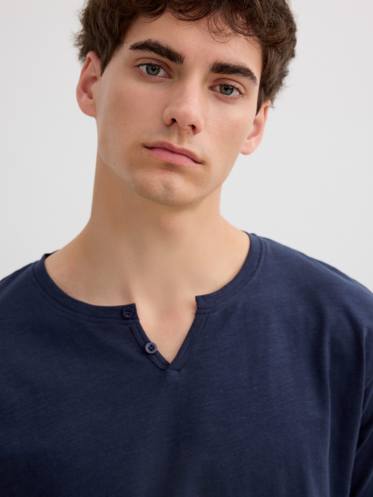 Camiseta básica azul marino vista detalle