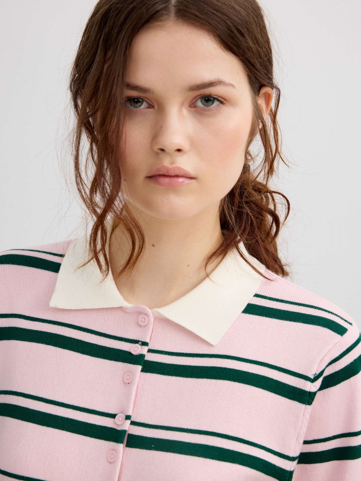 Jersey polo de punto a rayas con botones rosa claro vista detalle