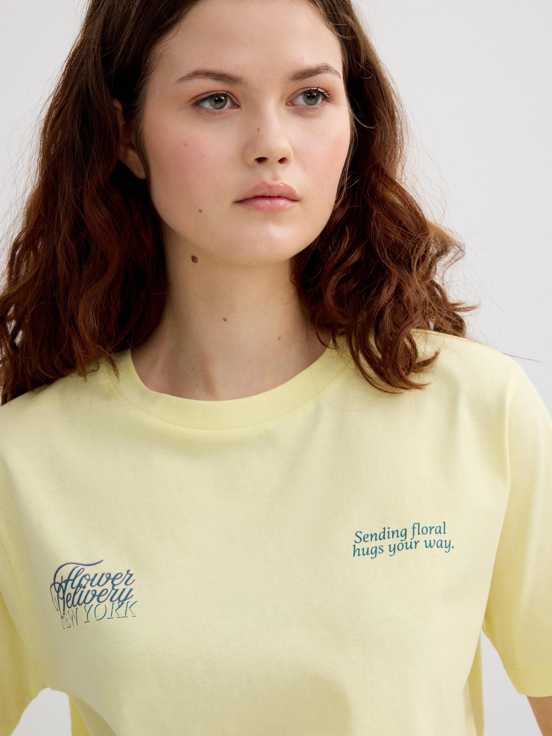 Camiseta algodão Flower amarelo pastel vista meia frontal