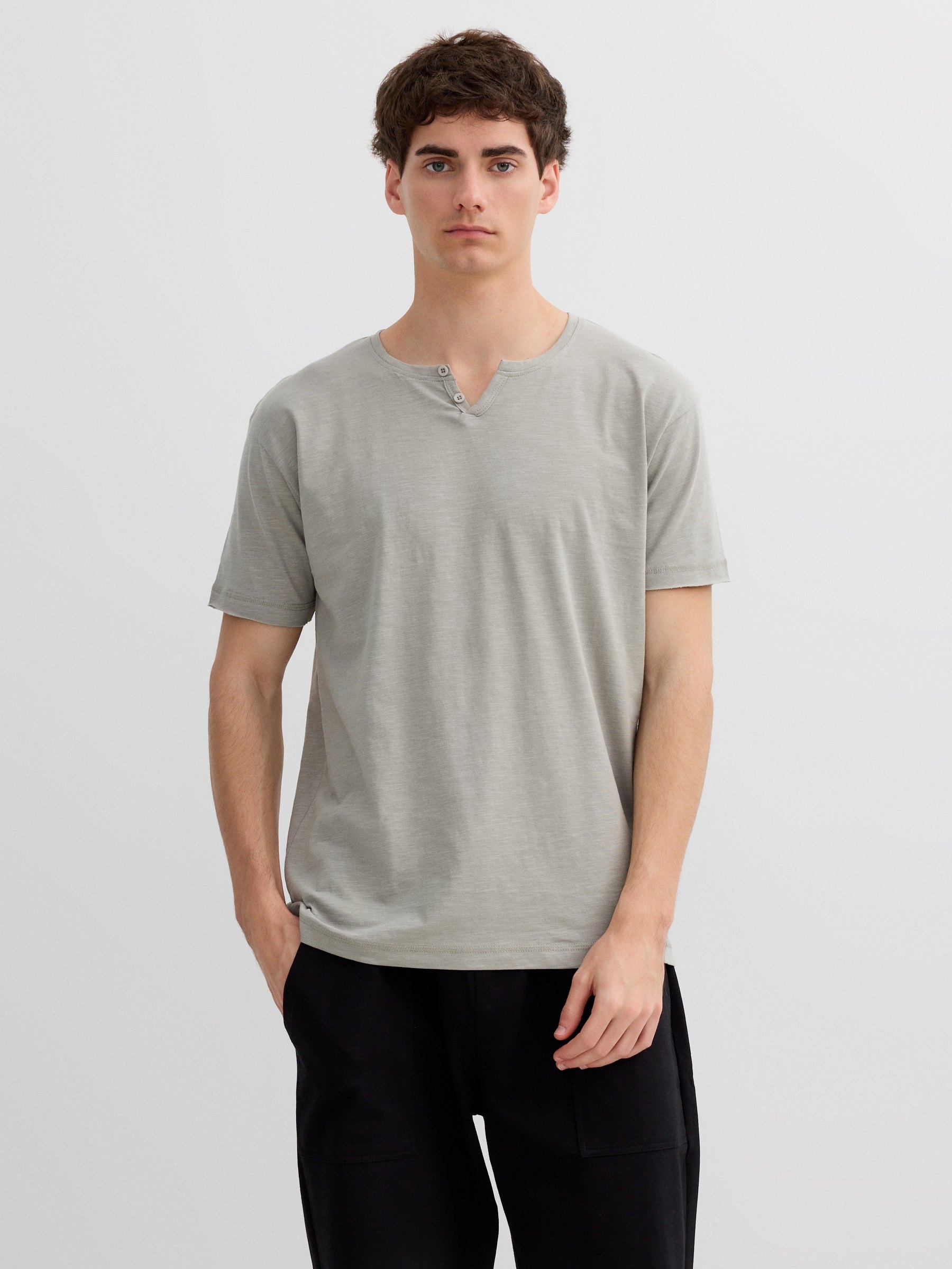 Camiseta básica verde vista meia frontal