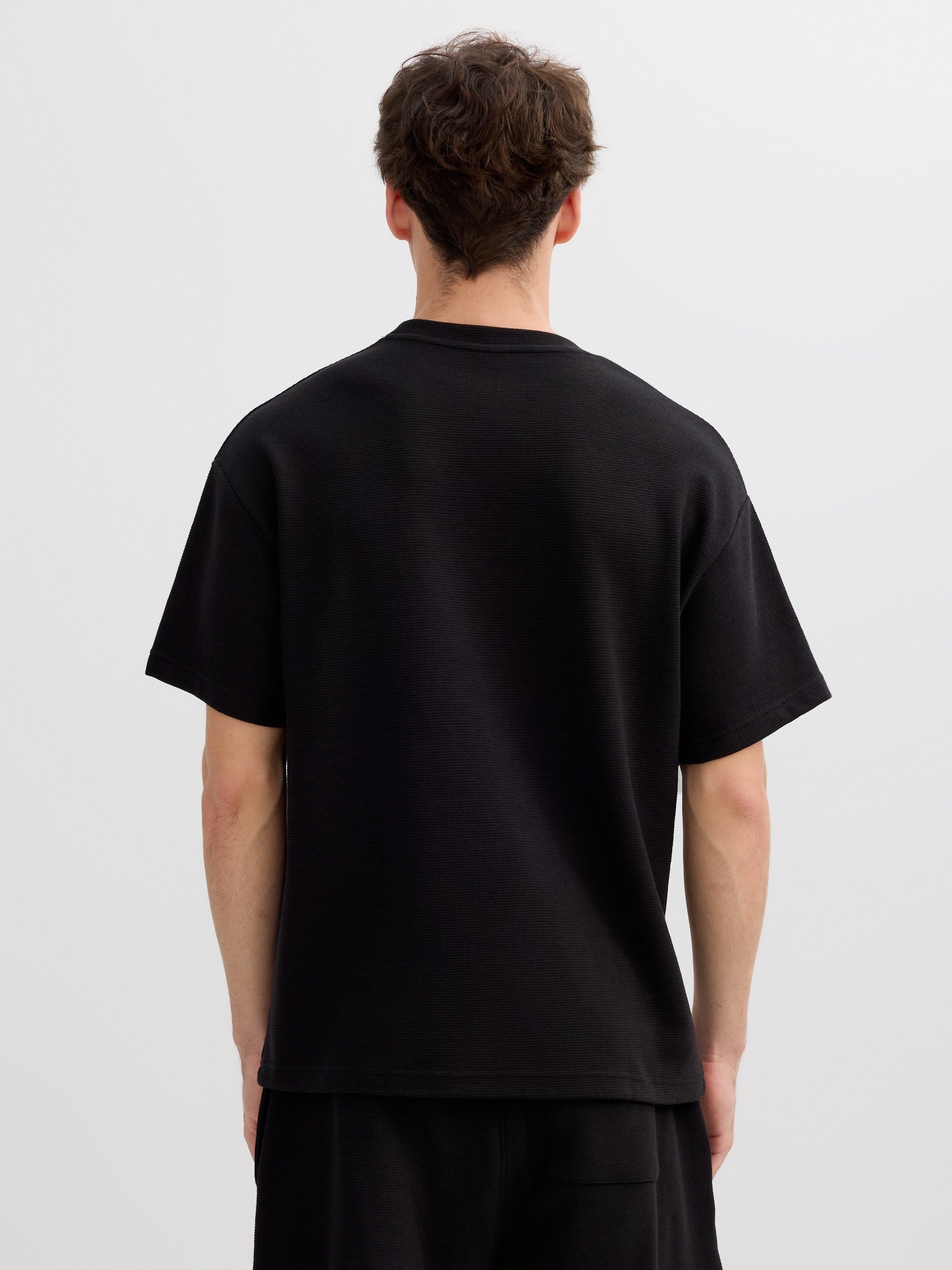 Basic short-sleeve t-shirt black middle front view
