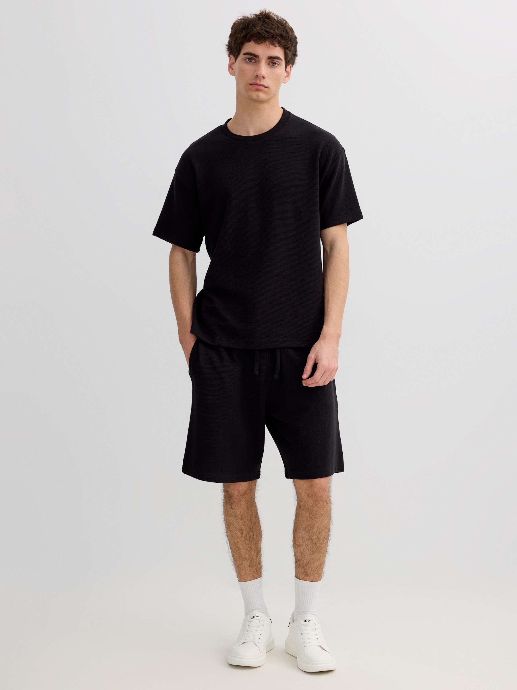 Camiseta básica de manga curta preto vista meia frontal