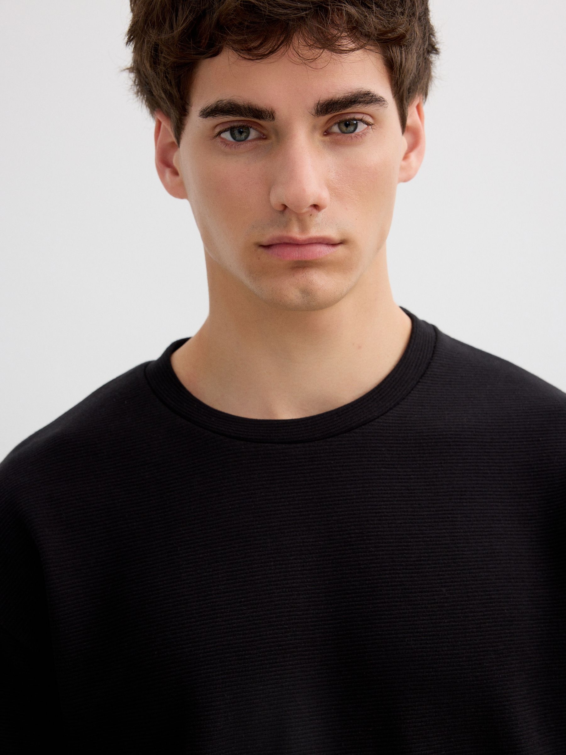 Basic short-sleeve t-shirt black middle front view