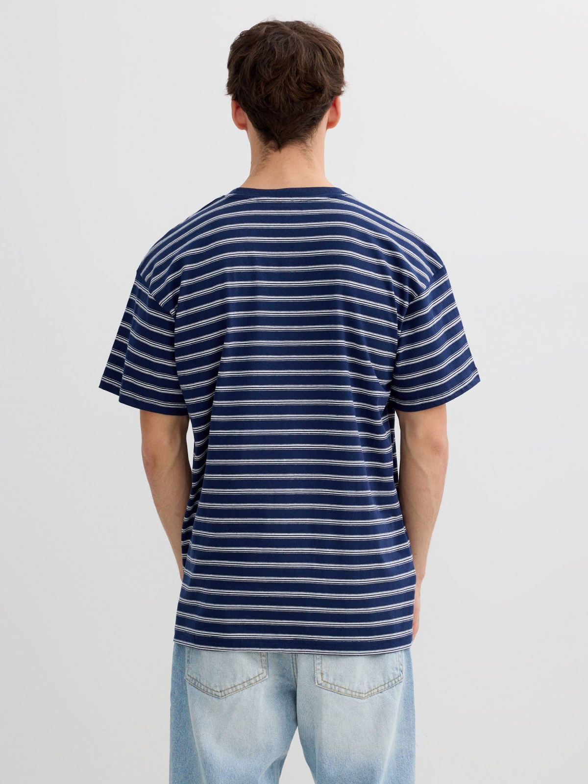 Camiseta listrada manga curta azul vista meia traseira