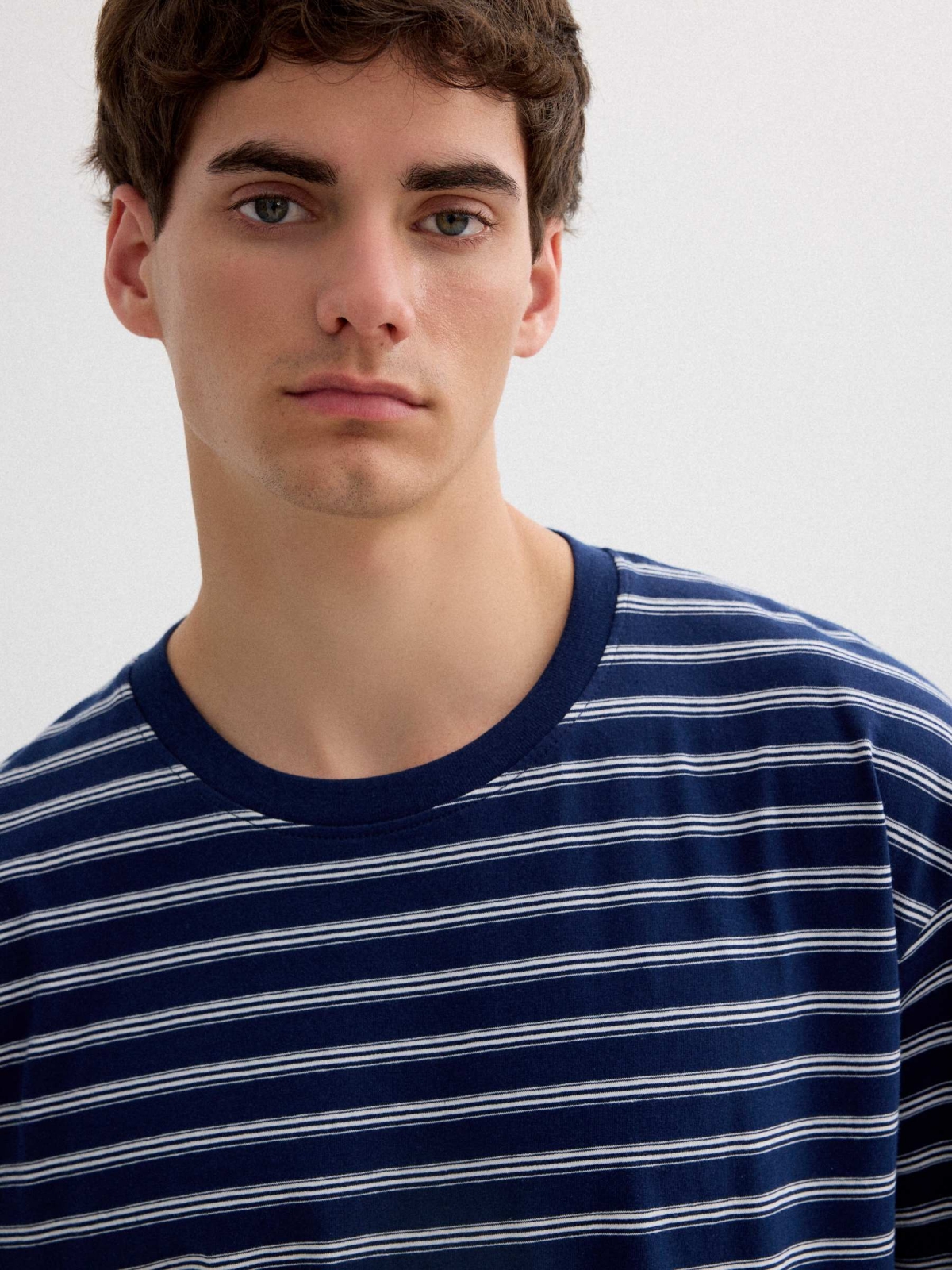Short sleeve striped t-shirt blue detail view