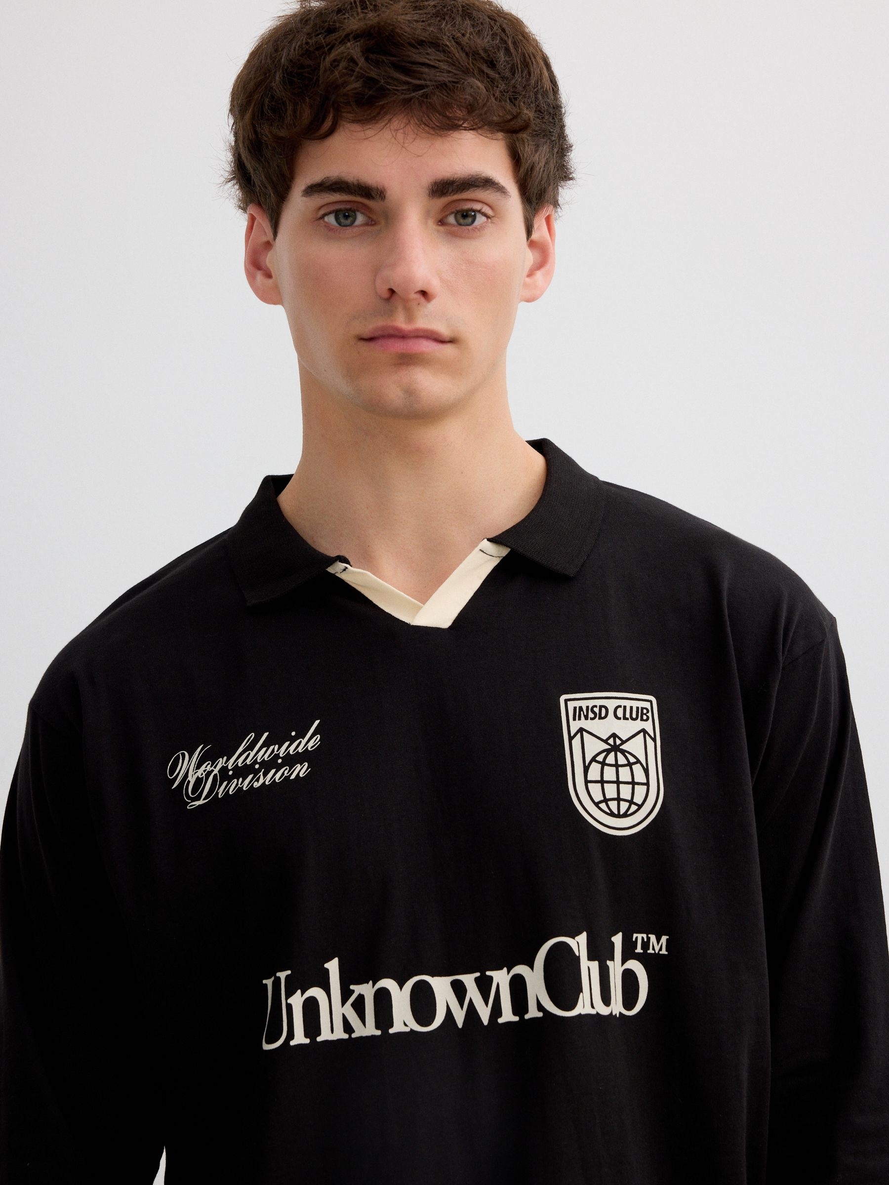 Polo manga longa Unknown Club preto vista meia frontal