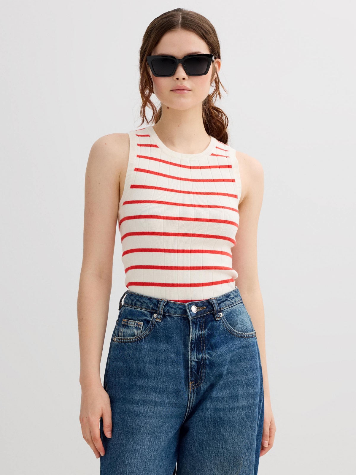 Top tricotosa rayas sin mangas coral vista media frontal