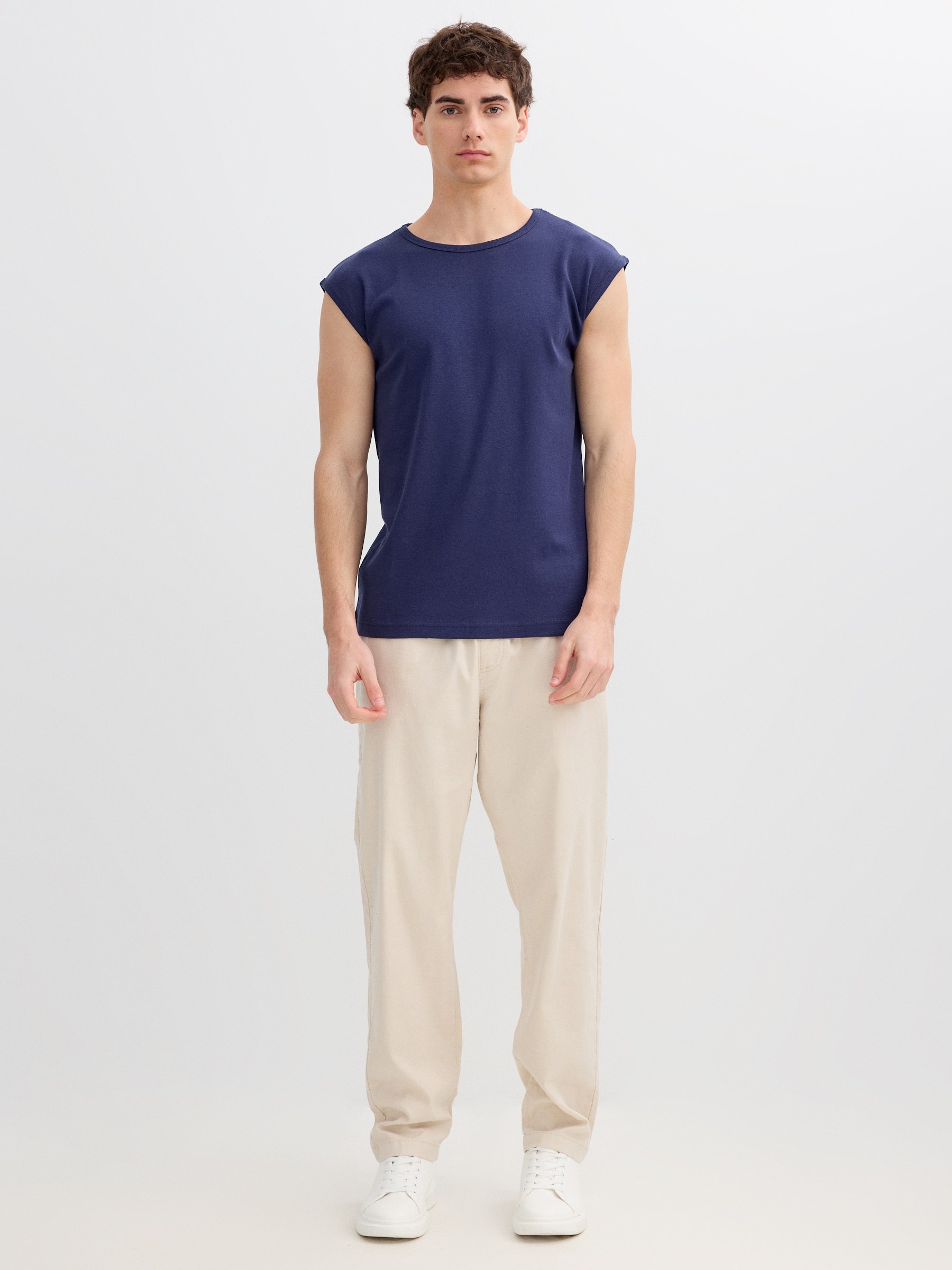 Basic sleeveless shirt