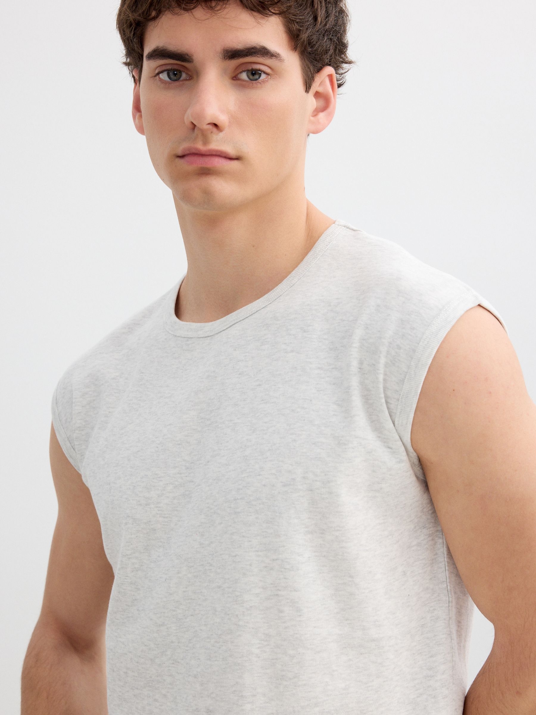 Basic sleeveless shirt