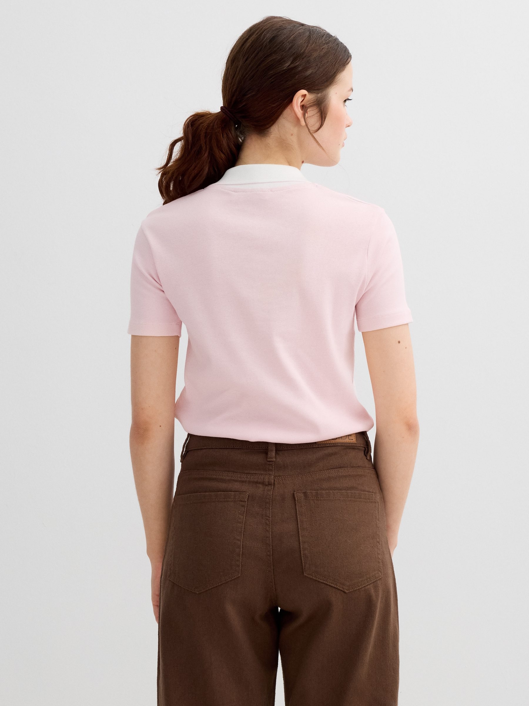Polo casual de algodão rosa claro vista meia frontal