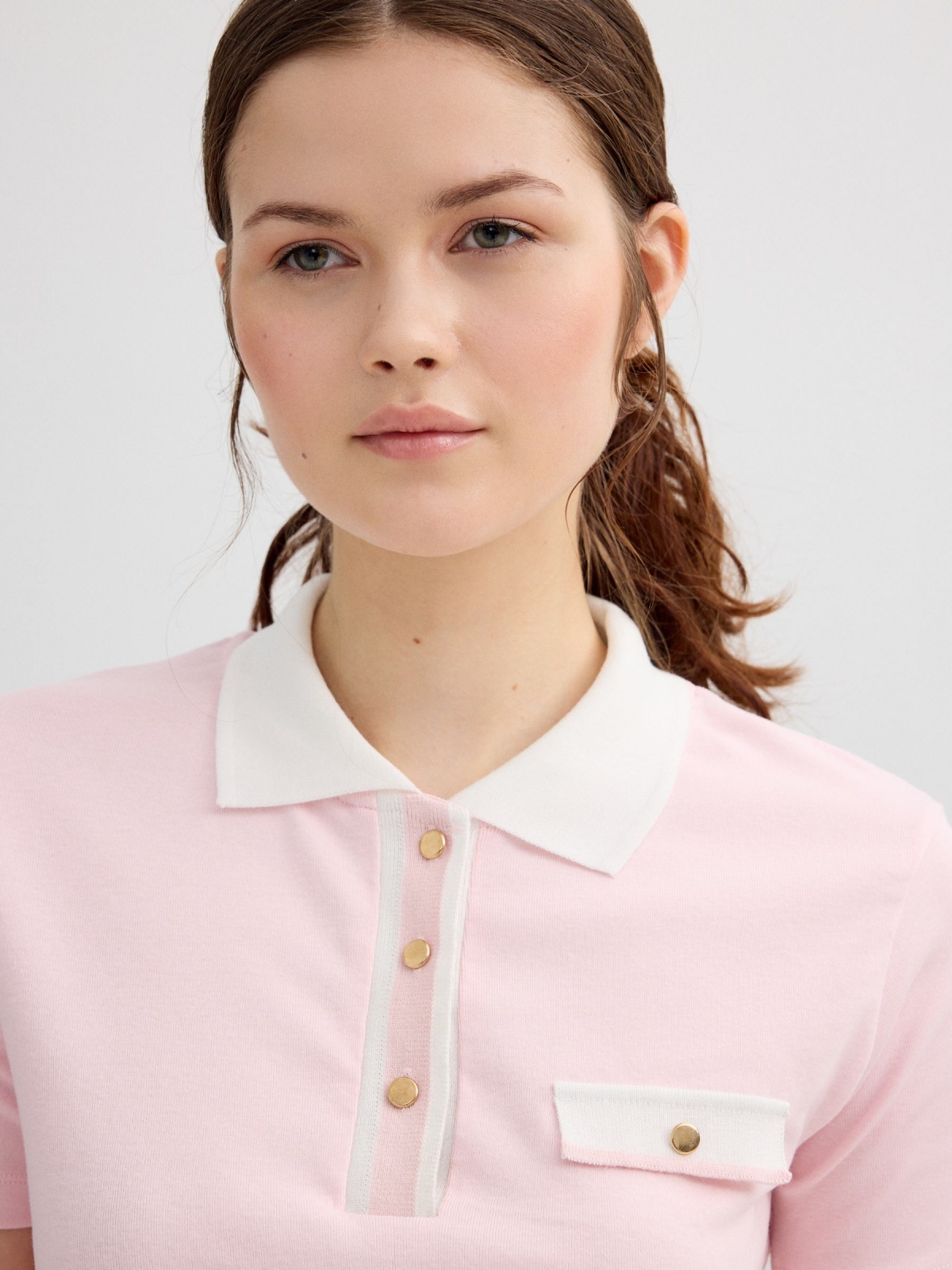 Polo casual de algodão rosa claro vista detalhe