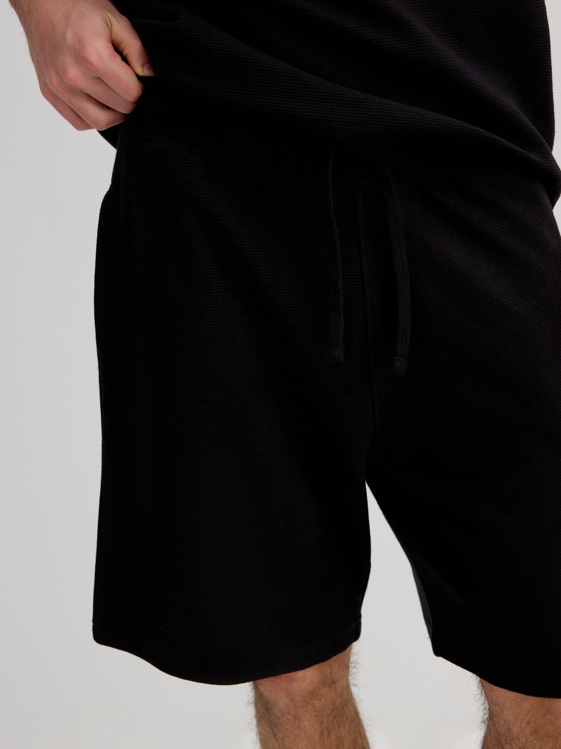 Sports fleece Bermuda with drawstrings black middle front view