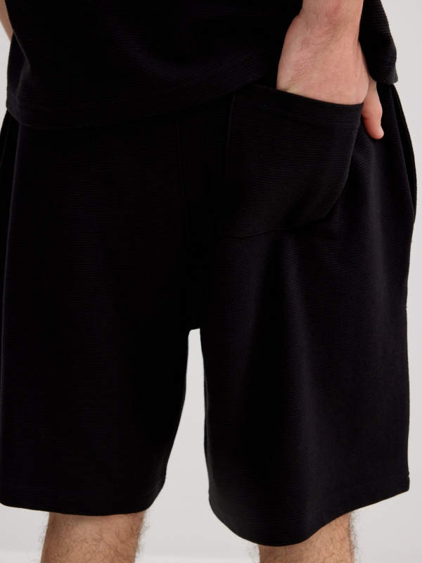 Sports fleece Bermuda with drawstrings black detail view