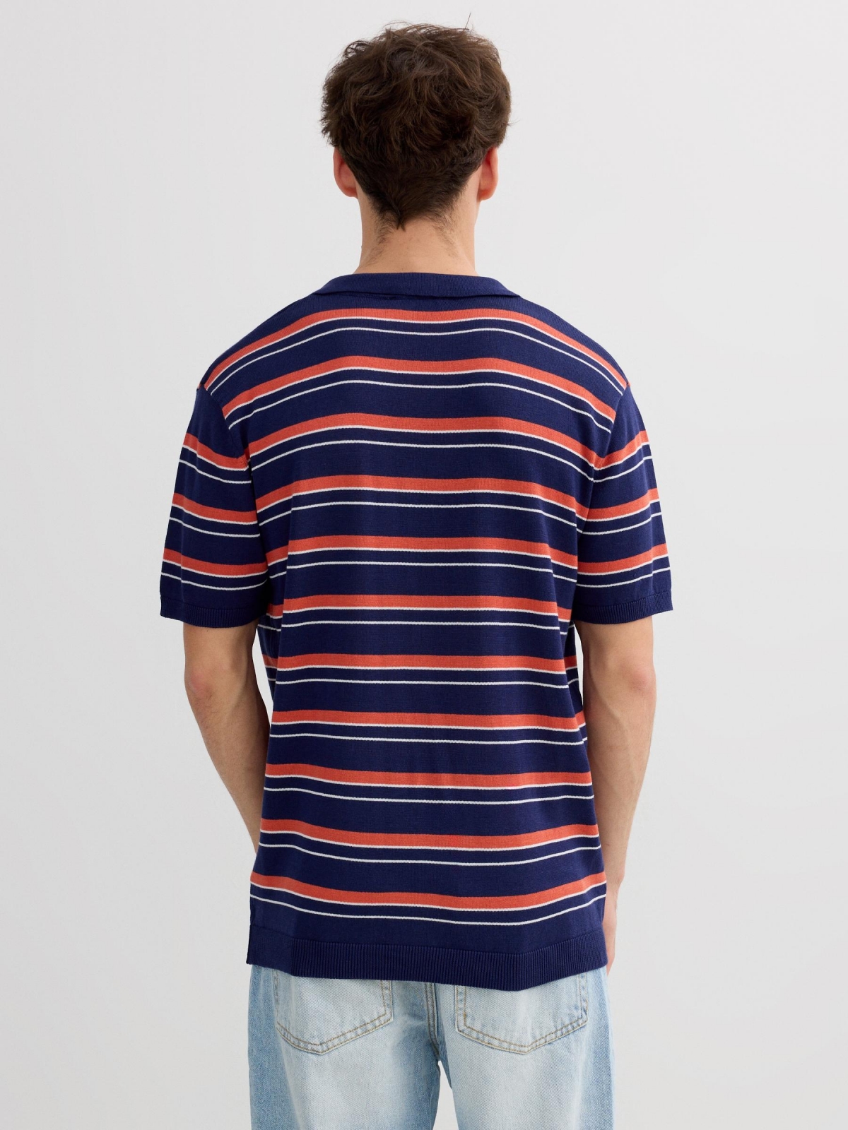 Polo de punto a rayas con cuello clásico azul vista media trasera