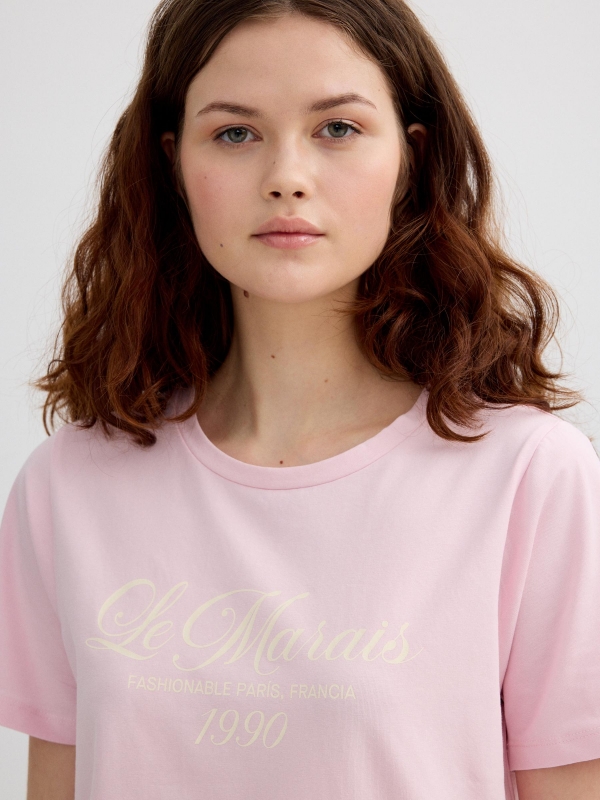 Camiseta casual Le Marais rosa claro vista detalle