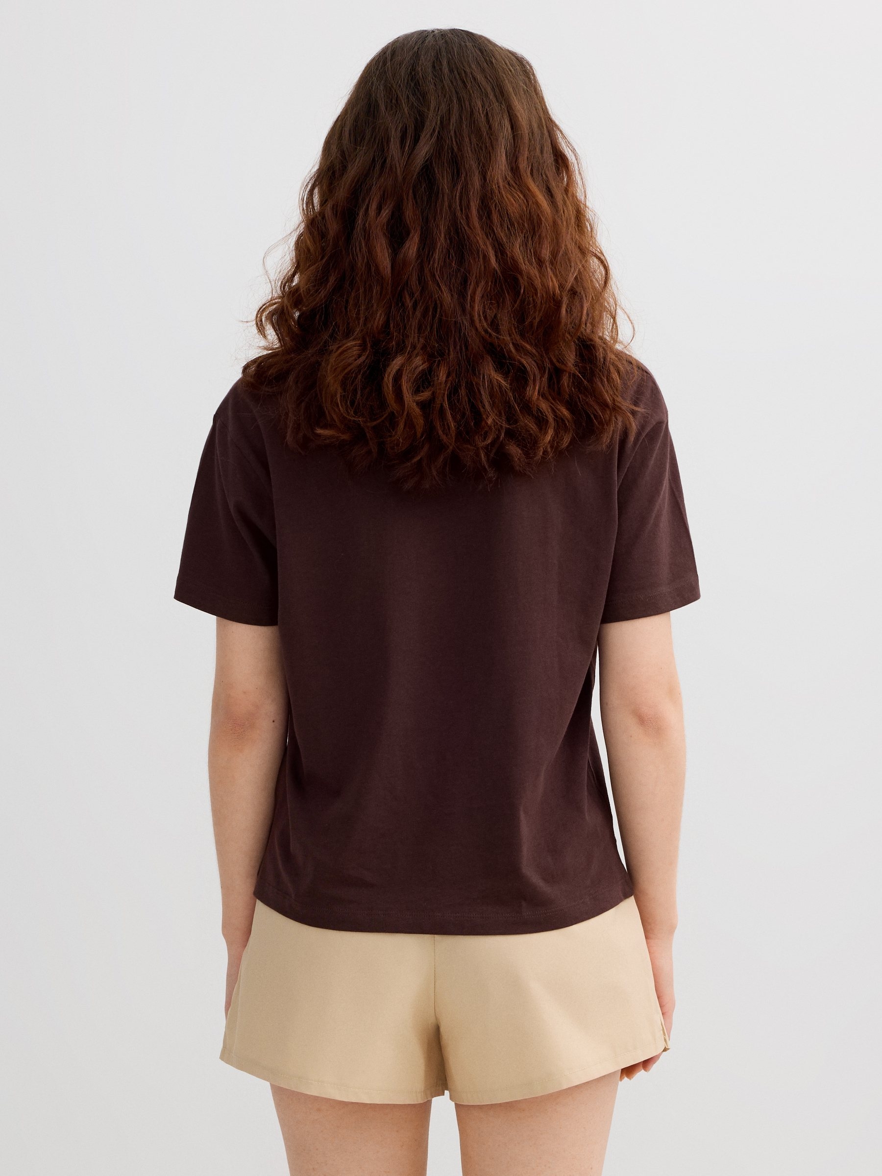 Camiseta oversized Findjoy chocolate vista meia frontal