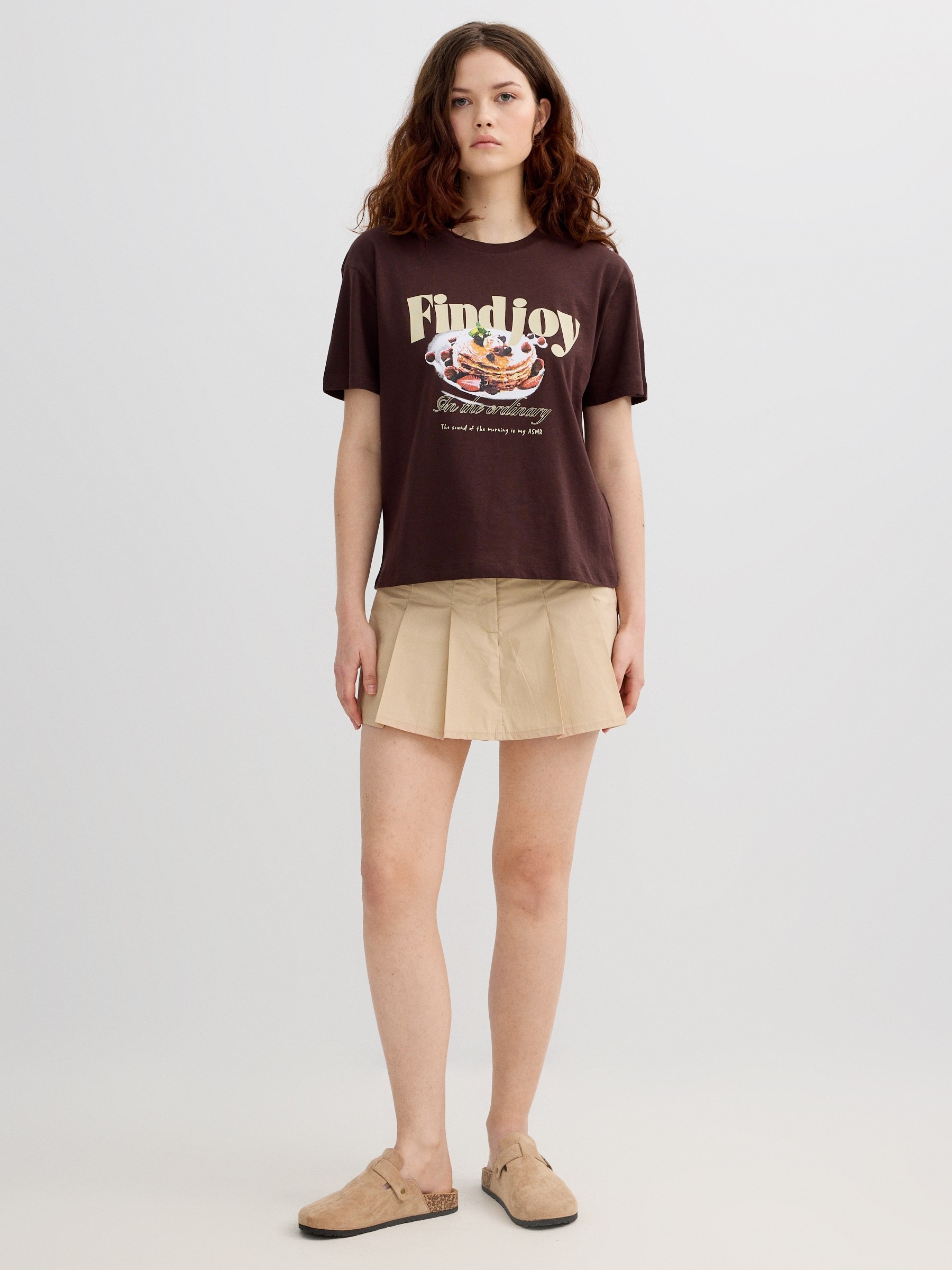 Camiseta oversized Findjoy chocolate vista meia frontal
