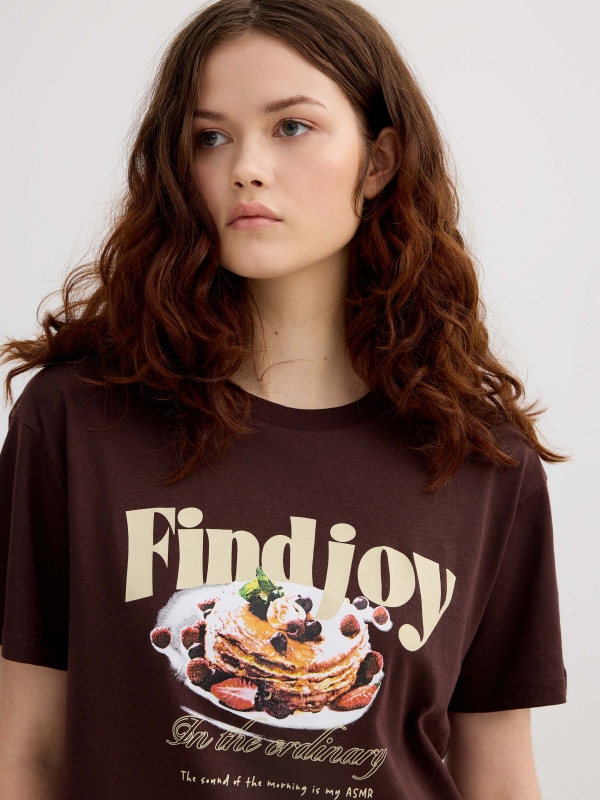 Camiseta oversized Findjoy chocolate vista detalhe