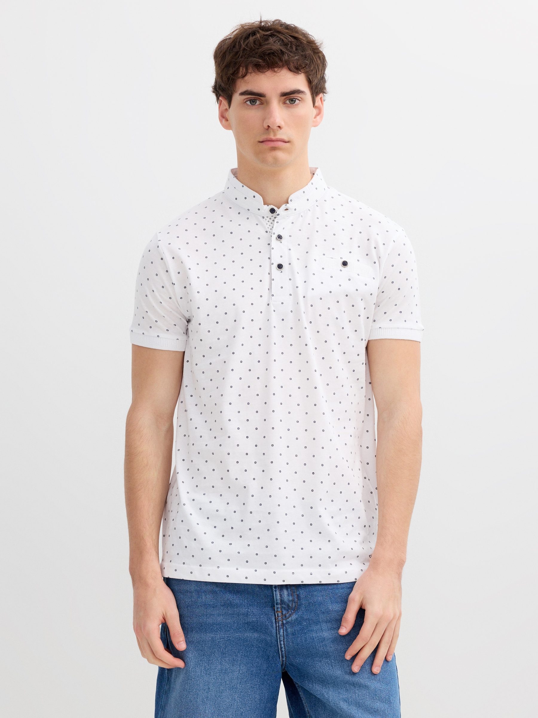 Polo gola mandarim bolso branco vista meia frontal