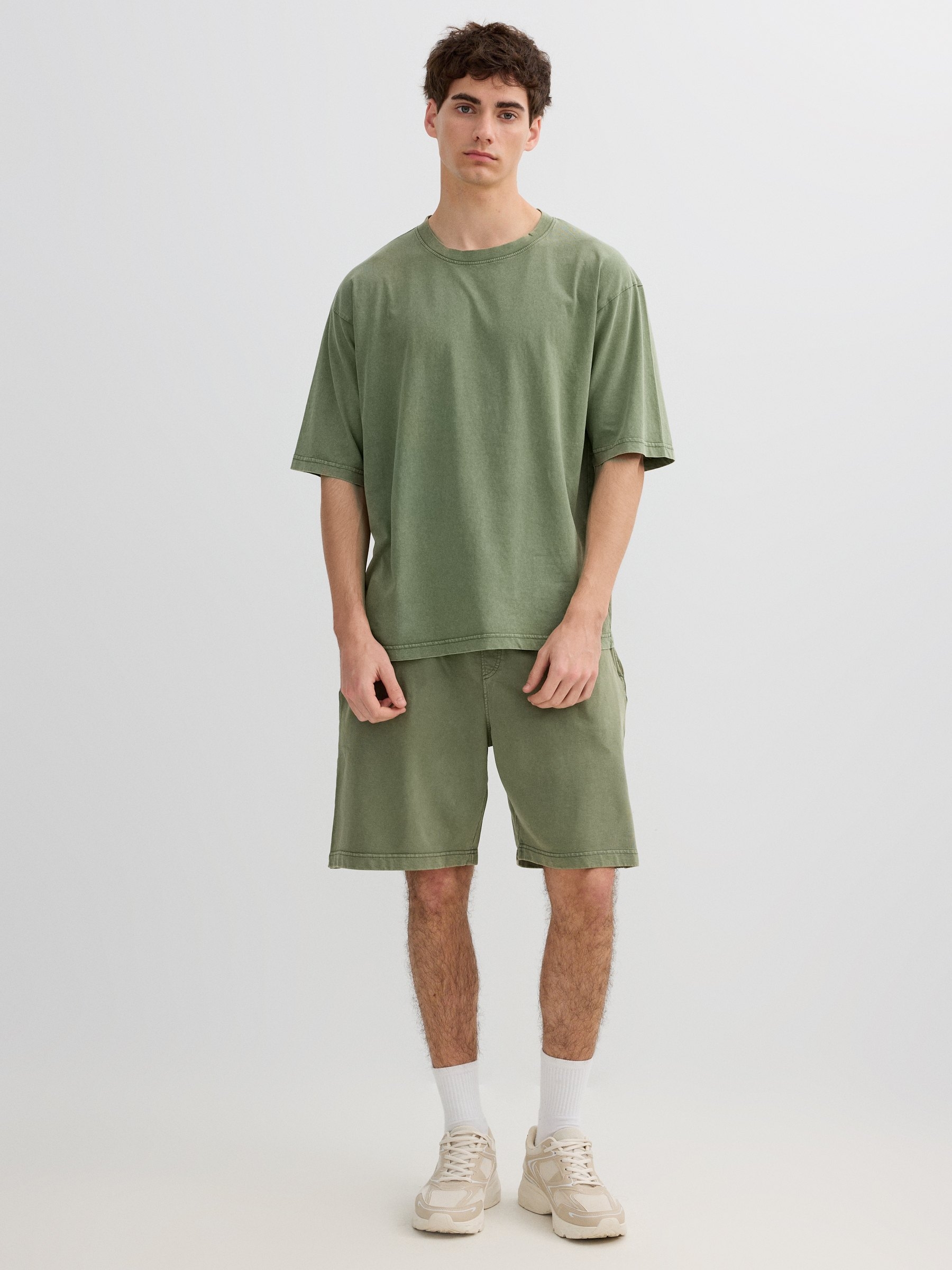 Camiseta básica oversize cinza verde vista meia frontal