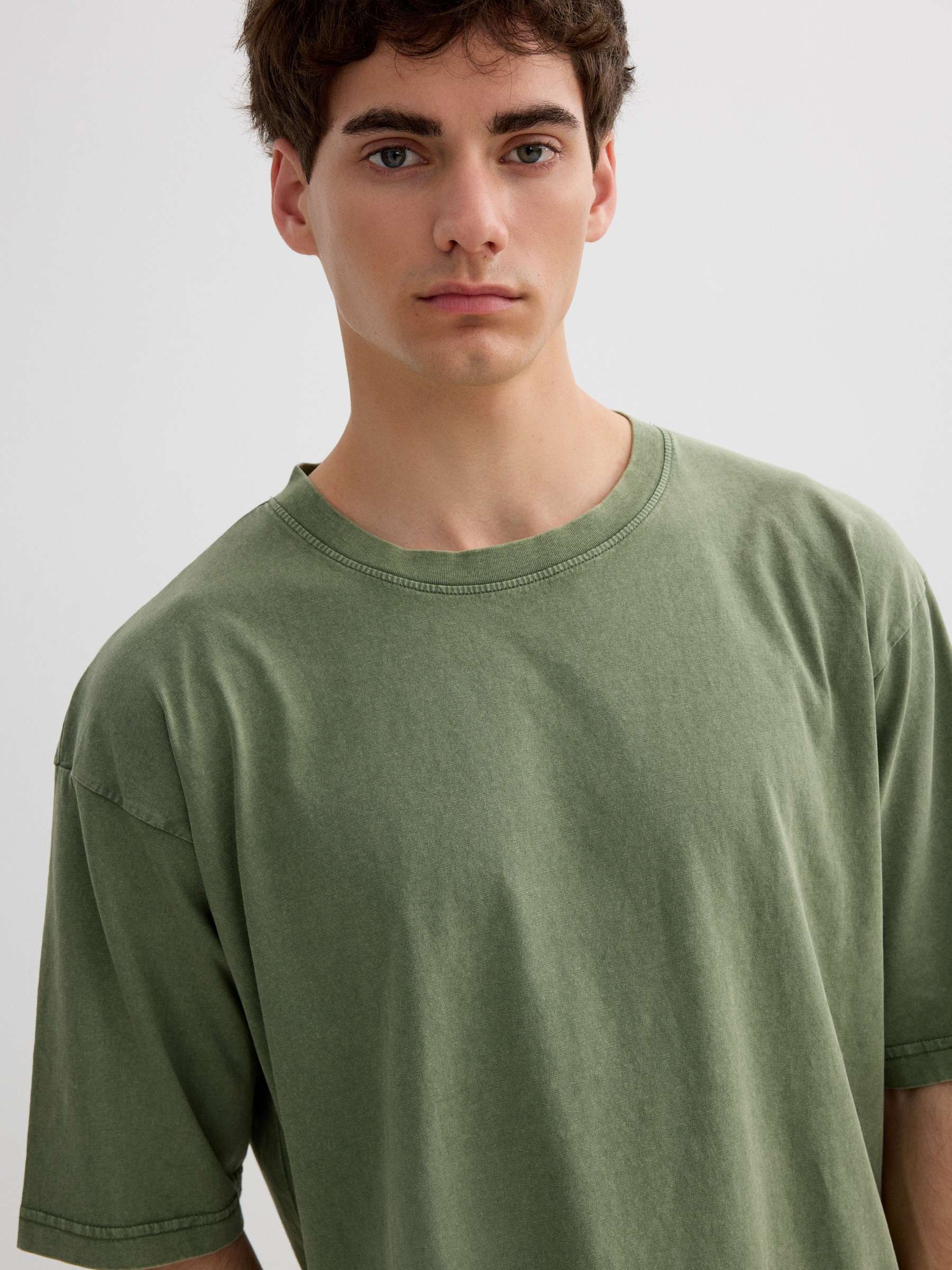 Oversized basic t-shirt green middle front view
