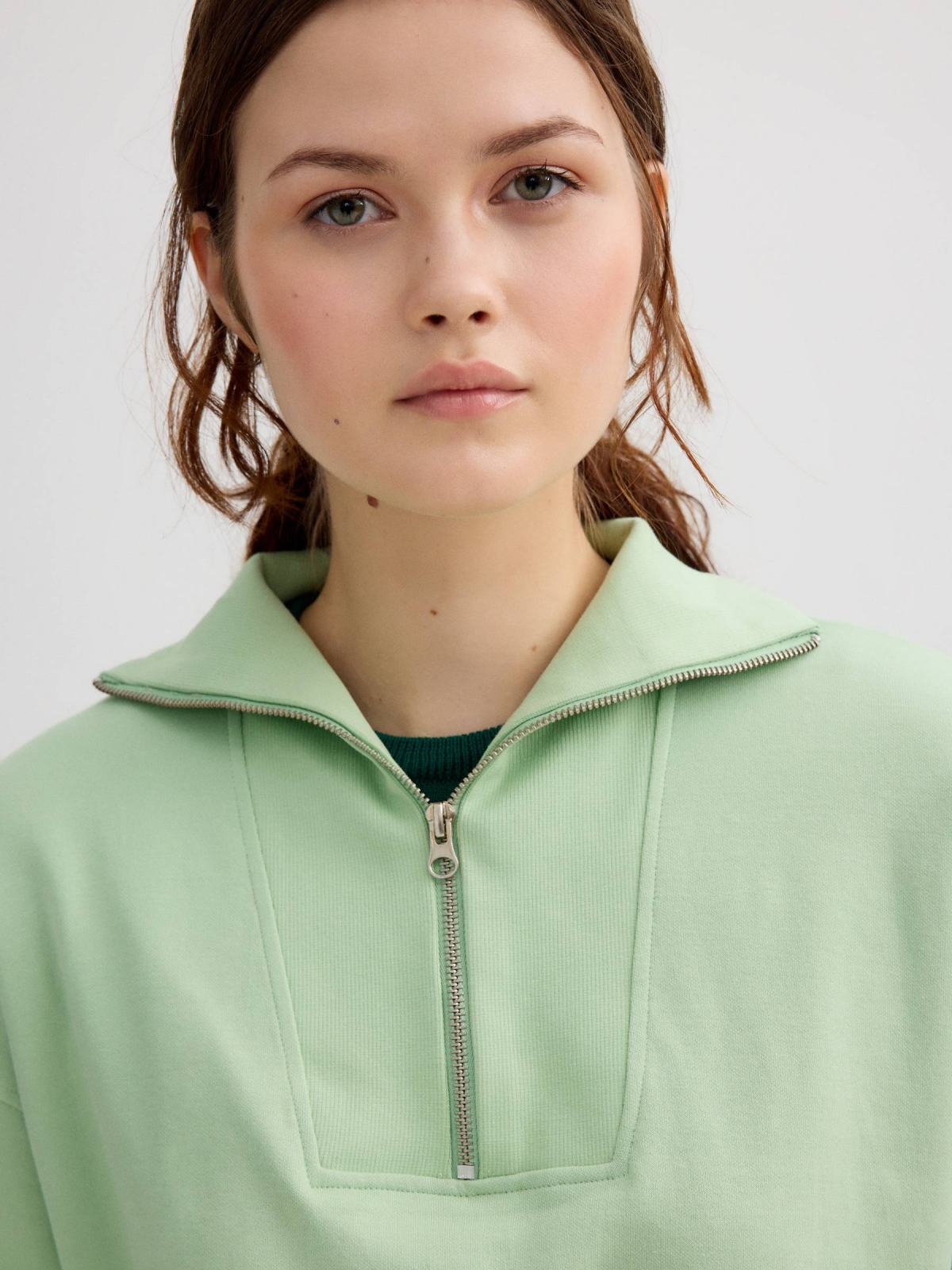 Sudadera cuello perkins cremallera verde claro vista detalle