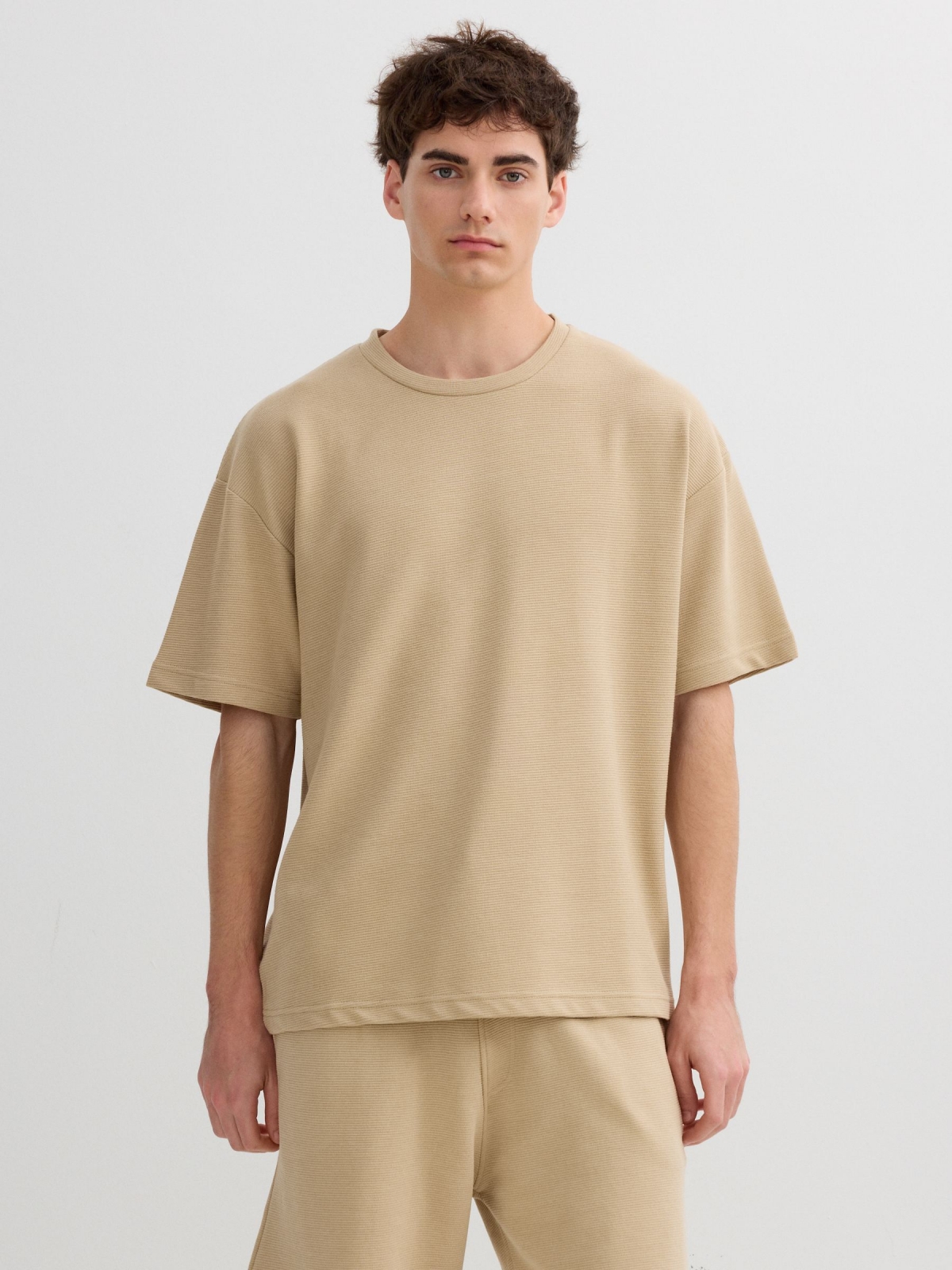 Camiseta básica de manga corta beige vista media frontal