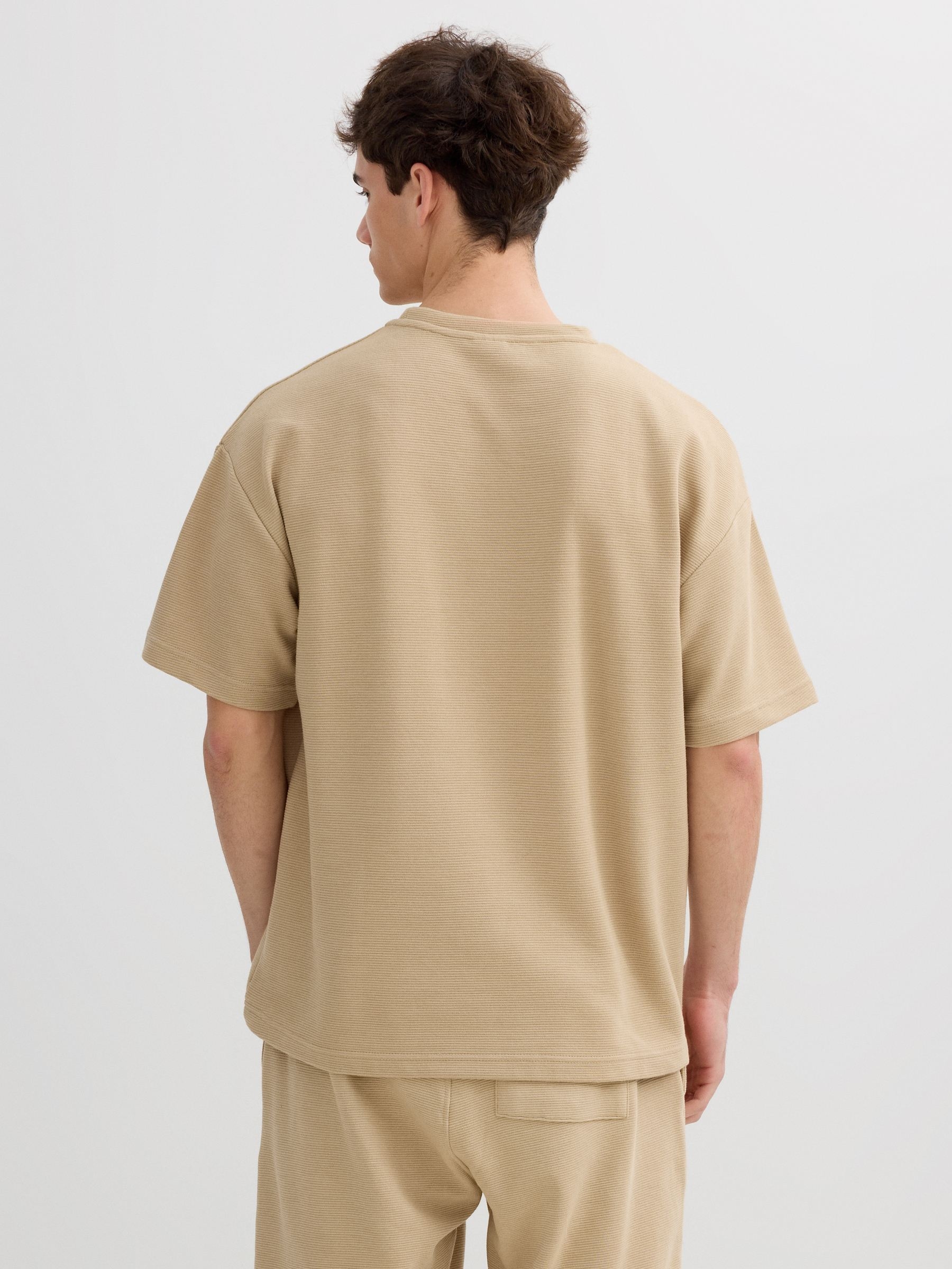 Camiseta básica de manga curta bege vista meia frontal