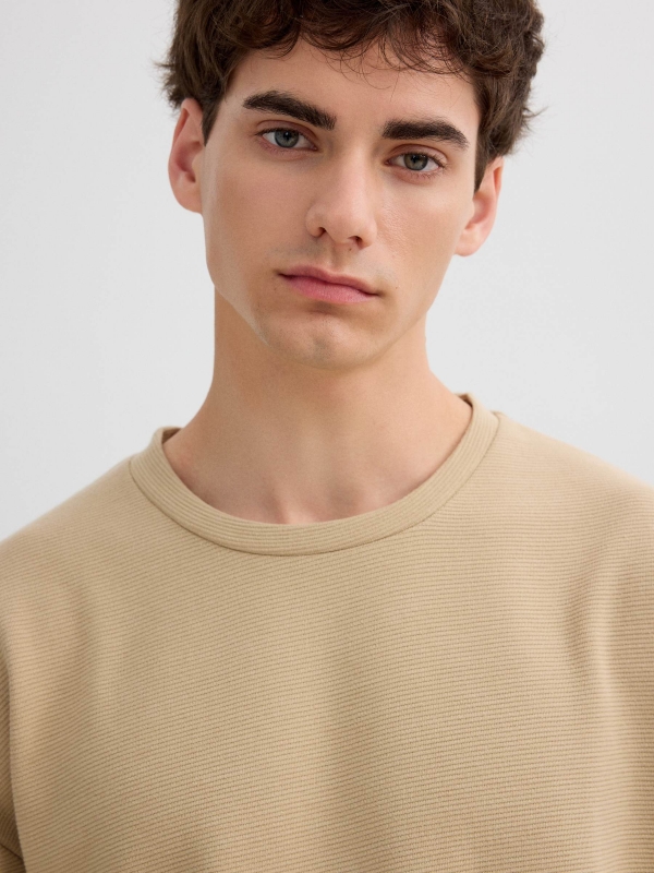 Camiseta básica de manga corta beige vista detalle