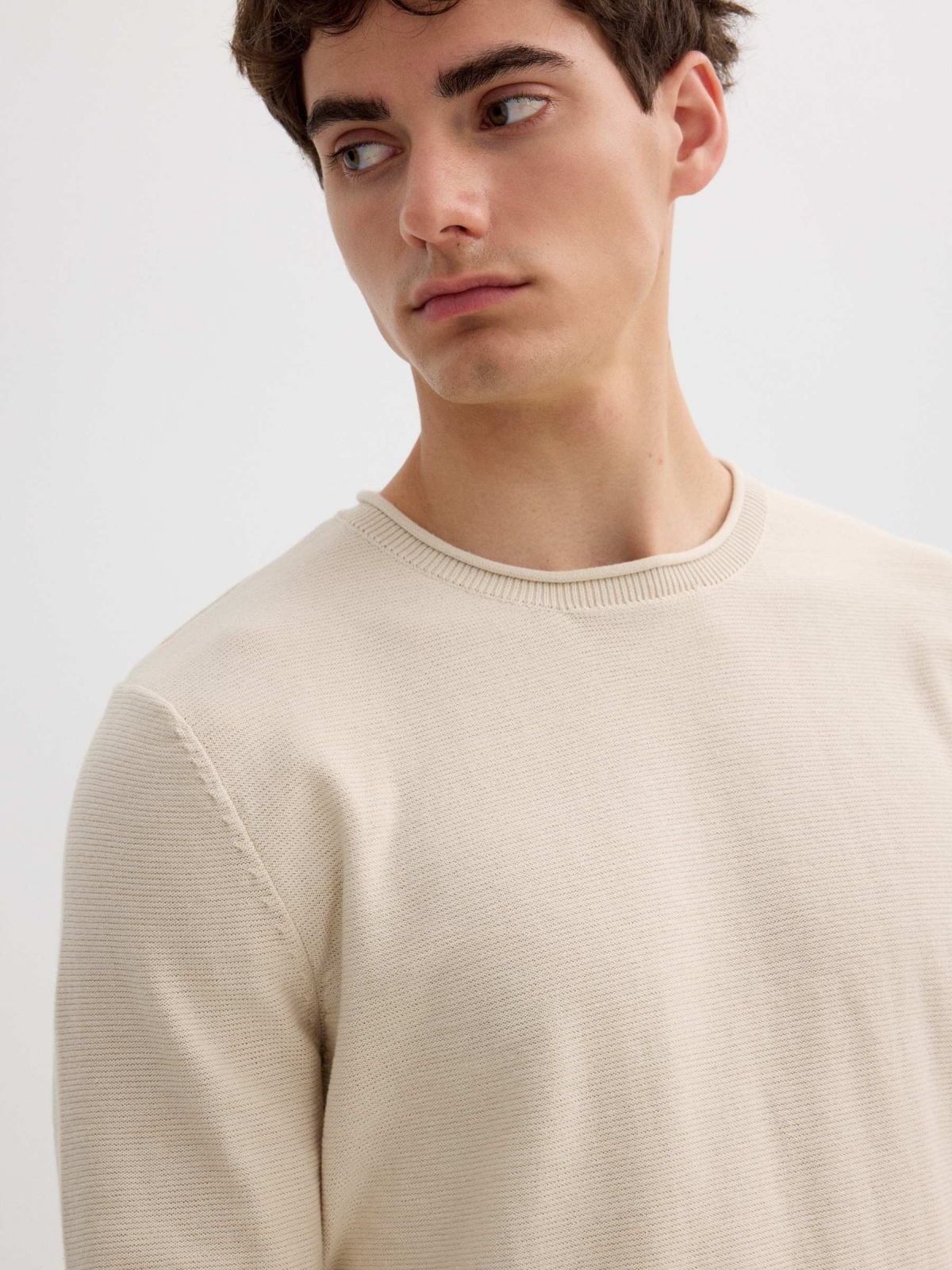 Basic knit jersey round neck raw detail view