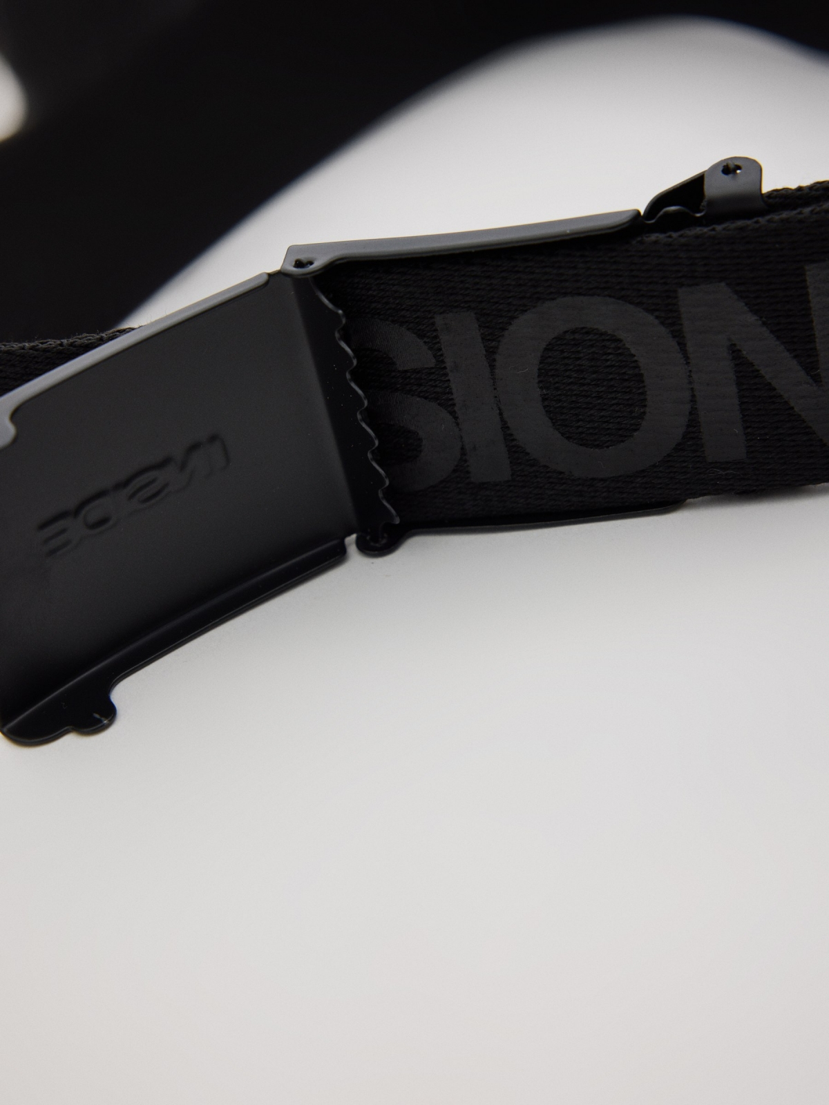 Cinto de lona com fivela preto vista detalhe