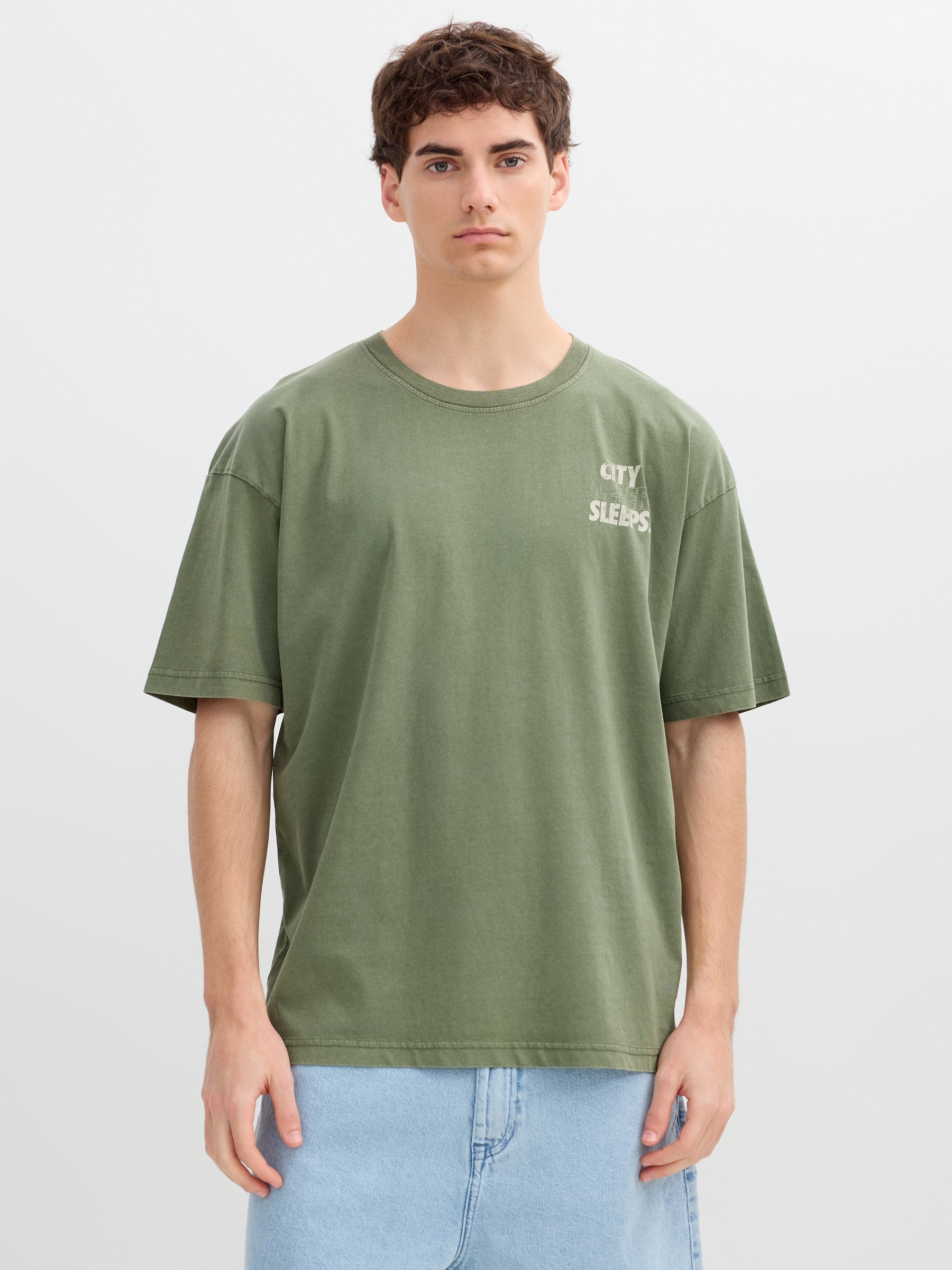 Camiseta City Never Sleeps verde vista media frontal