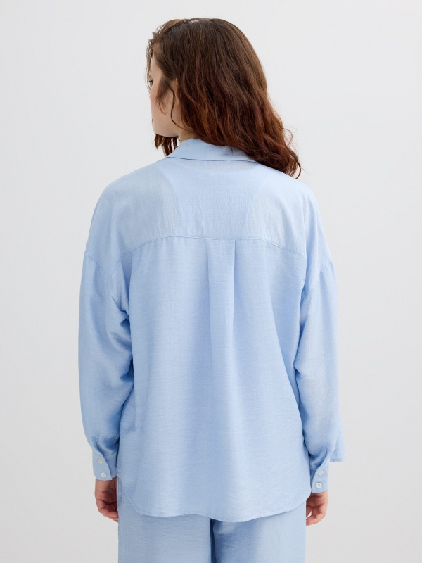 Camisa fluida básica azul claro vista media trasera