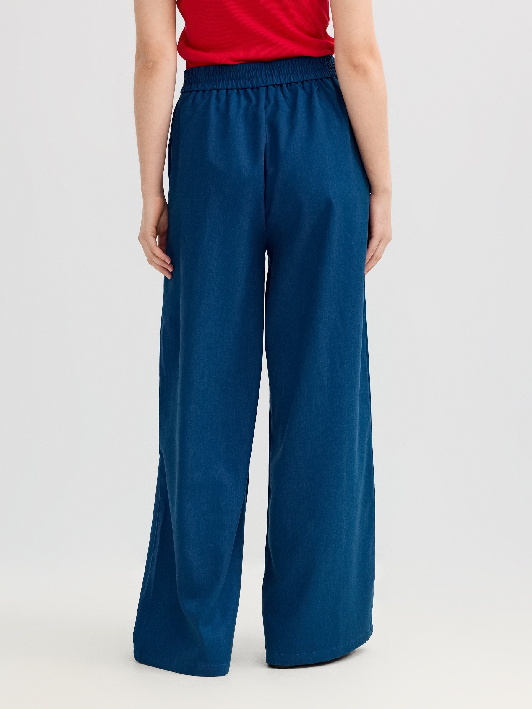 Calça palazzo fluida cintura alta azul claro vista geral frontal