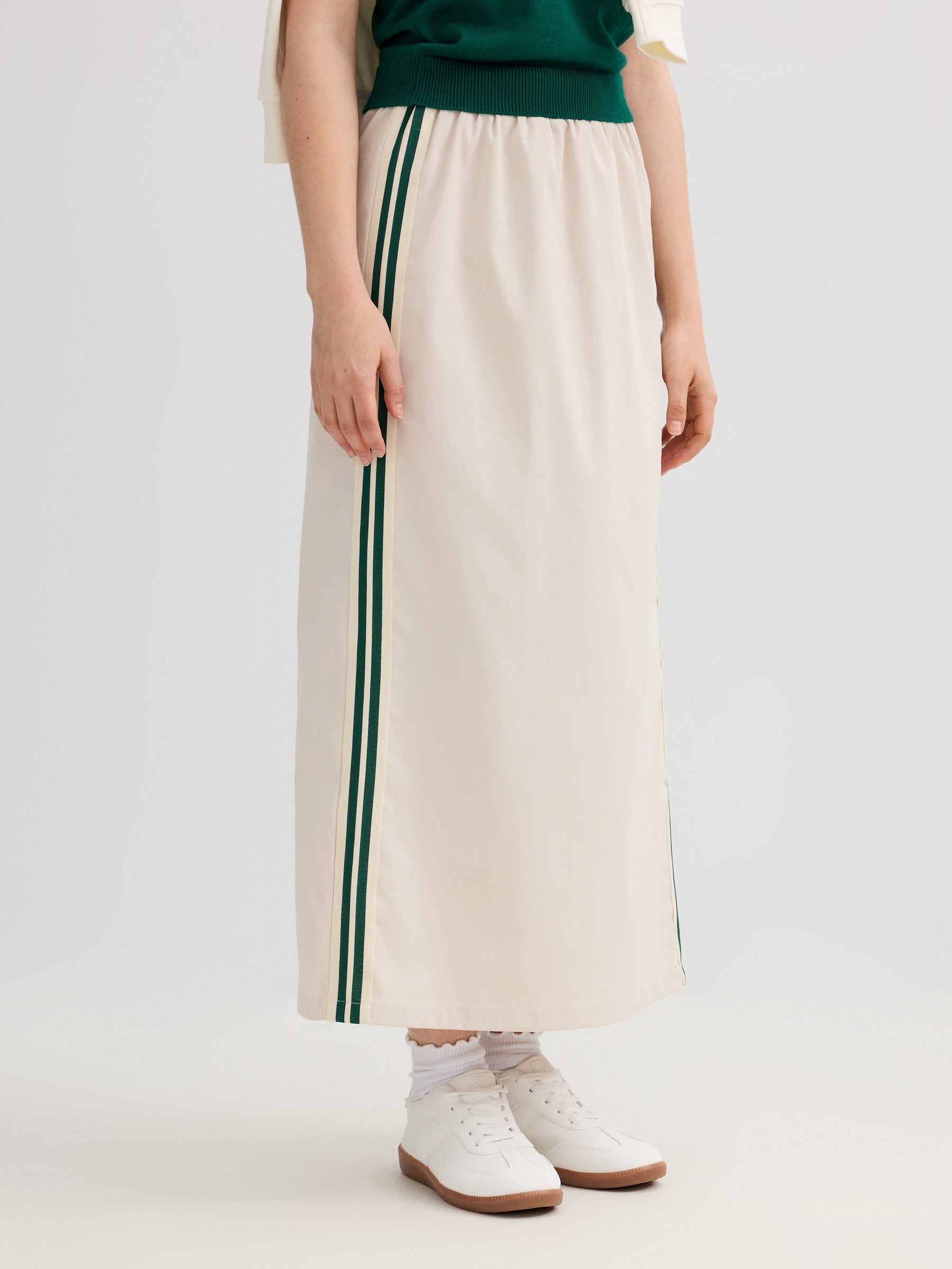 Saia midi com faixa lateral off white vista meia frontal