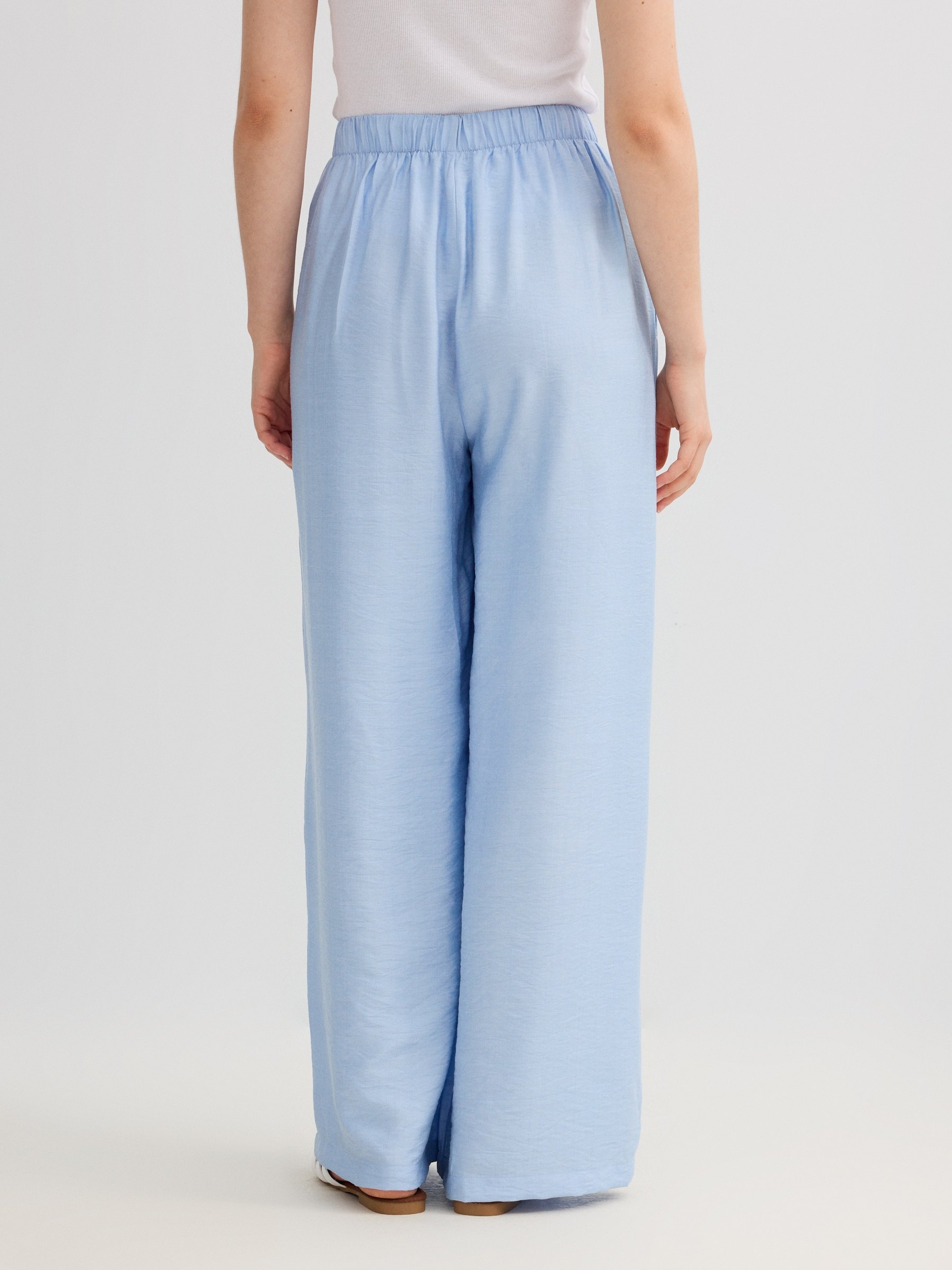 Calça palazzo fluida cintura alta azul vista geral frontal