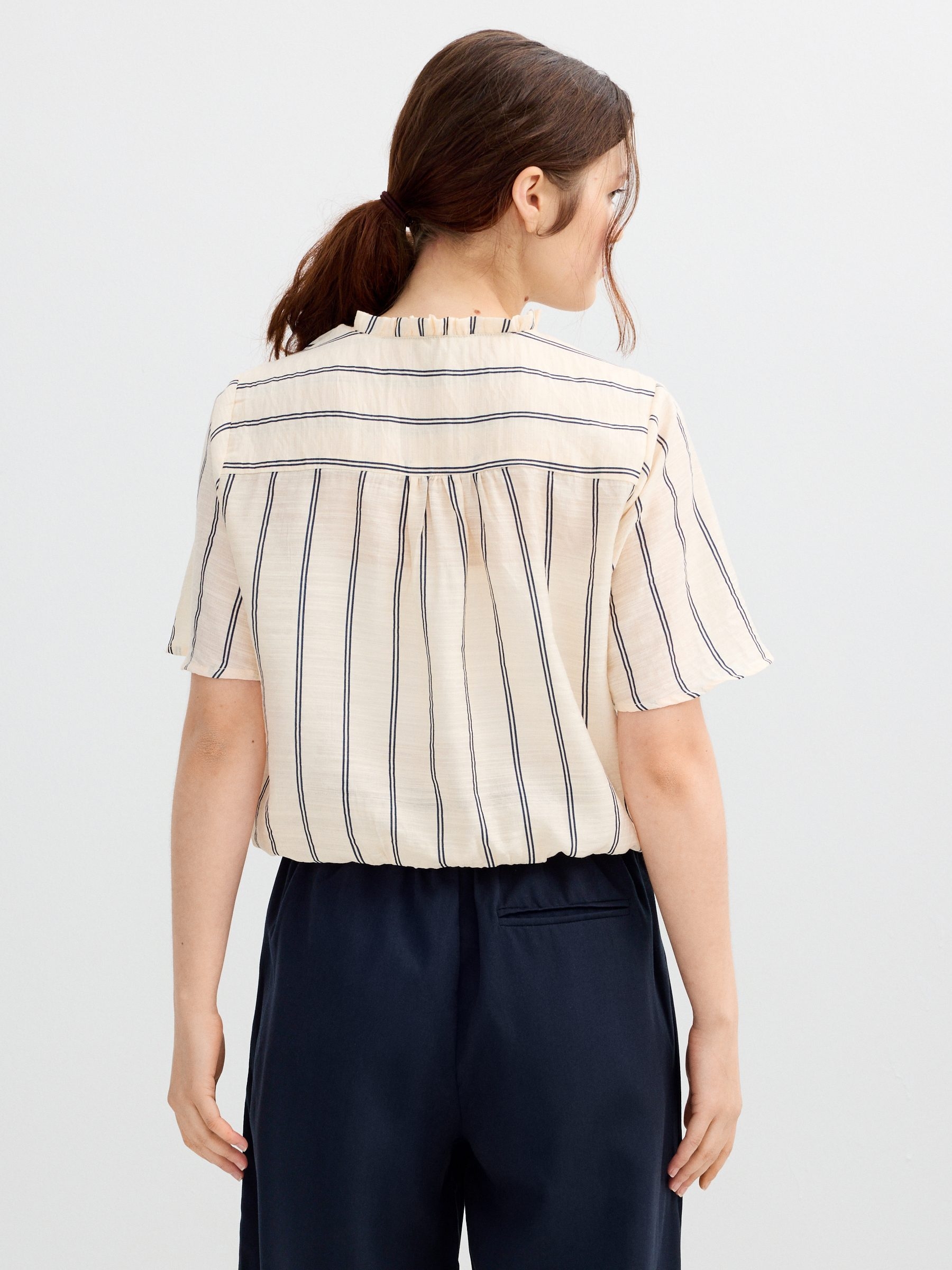 Blusa listrada com babados crua vista meia frontal